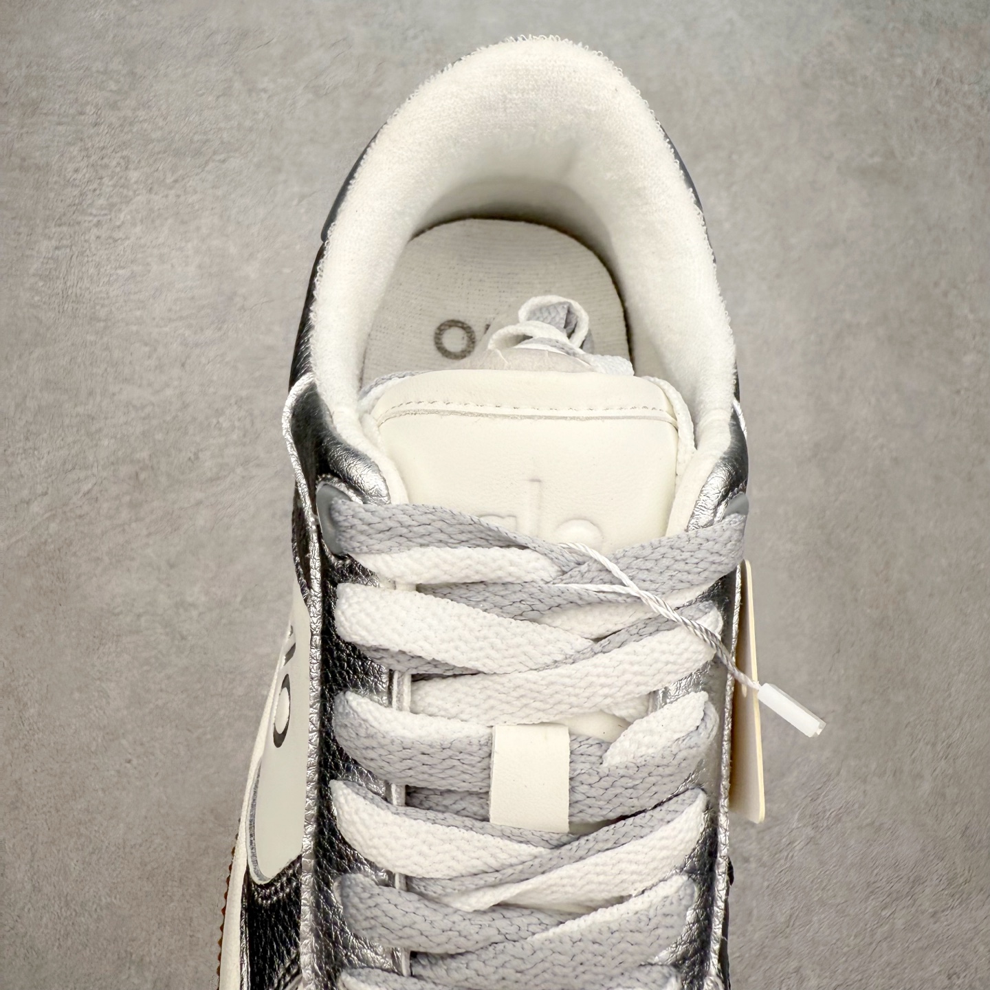 图片[5]-Alo yoga 易梦玲 Jisoo智秀 等多位明星同款上脚 主打各大平台外贸主推大厂采购原材料多处细节一步到位 生产细节 没得说 一款随意搭配的都好看的鞋子aIo采用增高4cm 主打熊猫色 春夏秋冬四季款 舒适简约板鞋 TPU防滑耐磨鞋底 #alo #alo女孩 #AIo #健身穿搭 #鞋子推荐 #板鞋 尺码：35 36 37 38 39 40 41 42 43 44 45-选品中心