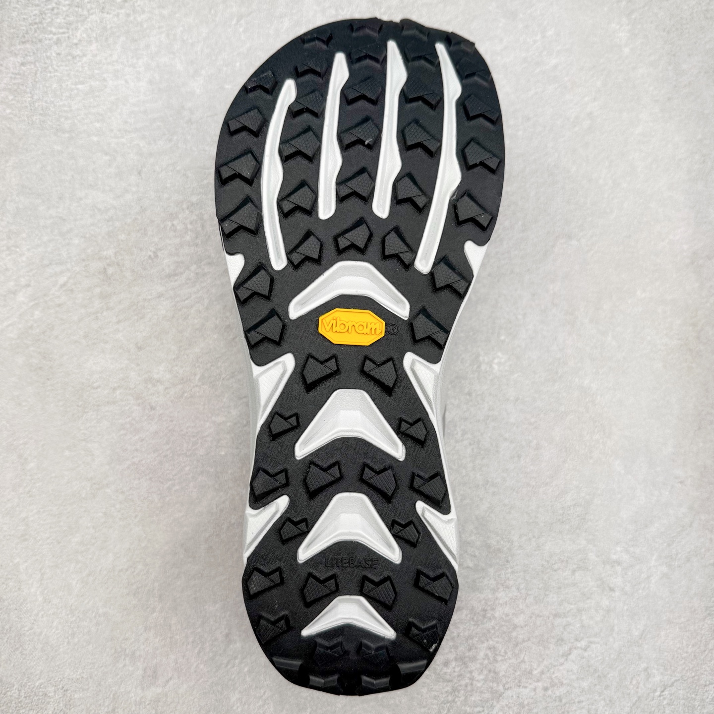 图片[9]-＃纯原 MONTBLANC/万宝龙 x Altra CARBON Man 舒适时尚简约百搭透气跑步鞋 2009年，长跑精英运动员Golden Harper在美国犹他州创立了“Altra Footwear”，跑鞋特点是采用舒适的FootShape™M（很适鞋楦）设计和独特的BalancedCushioning™（平衡缓冲）技术，帮助遭受伤病困扰的跑者回归跑步，从而迅速积累起良好的口碑。2011年品牌迅速发展，屡获大奖。2015年开始不仅占据全美跑鞋前十，足迹更是遍布全球。2016年Altra正式进入中国市场，凭借独特的品牌风格以及出色的性能表现，三年来获得越来越多普通跑者的喜爱。销售业绩增长迅速，成为中国越野跑市场占有量前三的跑鞋品牌。实拍调校N版已经零色差零失真 百分百还原实物色彩所见即所得 不存在货不对板色差等低级问题 选购参考实物拍摄 不混卖不参货 只用心做好货严格选品 承诺混一赔十 尺码：39 40 40.5 41 42 42.5 43 44 44.5 45 46-选品中心