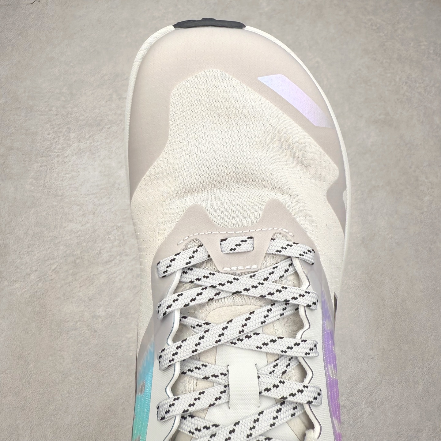 图片[4]-＃纯原 MONTBLANC/万宝龙 x Altra CARBON Man 舒适时尚简约百搭透气跑步鞋 2009年，长跑精英运动员Golden Harper在美国犹他州创立了“Altra Footwear”，跑鞋特点是采用舒适的FootShape™M（很适鞋楦）设计和独特的BalancedCushioning™（平衡缓冲）技术，帮助遭受伤病困扰的跑者回归跑步，从而迅速积累起良好的口碑。2011年品牌迅速发展，屡获大奖。2015年开始不仅占据全美跑鞋前十，足迹更是遍布全球。2016年Altra正式进入中国市场，凭借独特的品牌风格以及出色的性能表现，三年来获得越来越多普通跑者的喜爱。销售业绩增长迅速，成为中国越野跑市场占有量前三的跑鞋品牌。实拍调校N版已经零色差零失真 百分百还原实物色彩所见即所得 不存在货不对板色差等低级问题 选购参考实物拍摄 不混卖不参货 只用心做好货严格选品 承诺混一赔十 尺码：39 40 40.5 41 42 42.5 43 44 44.5 45 46-选品中心