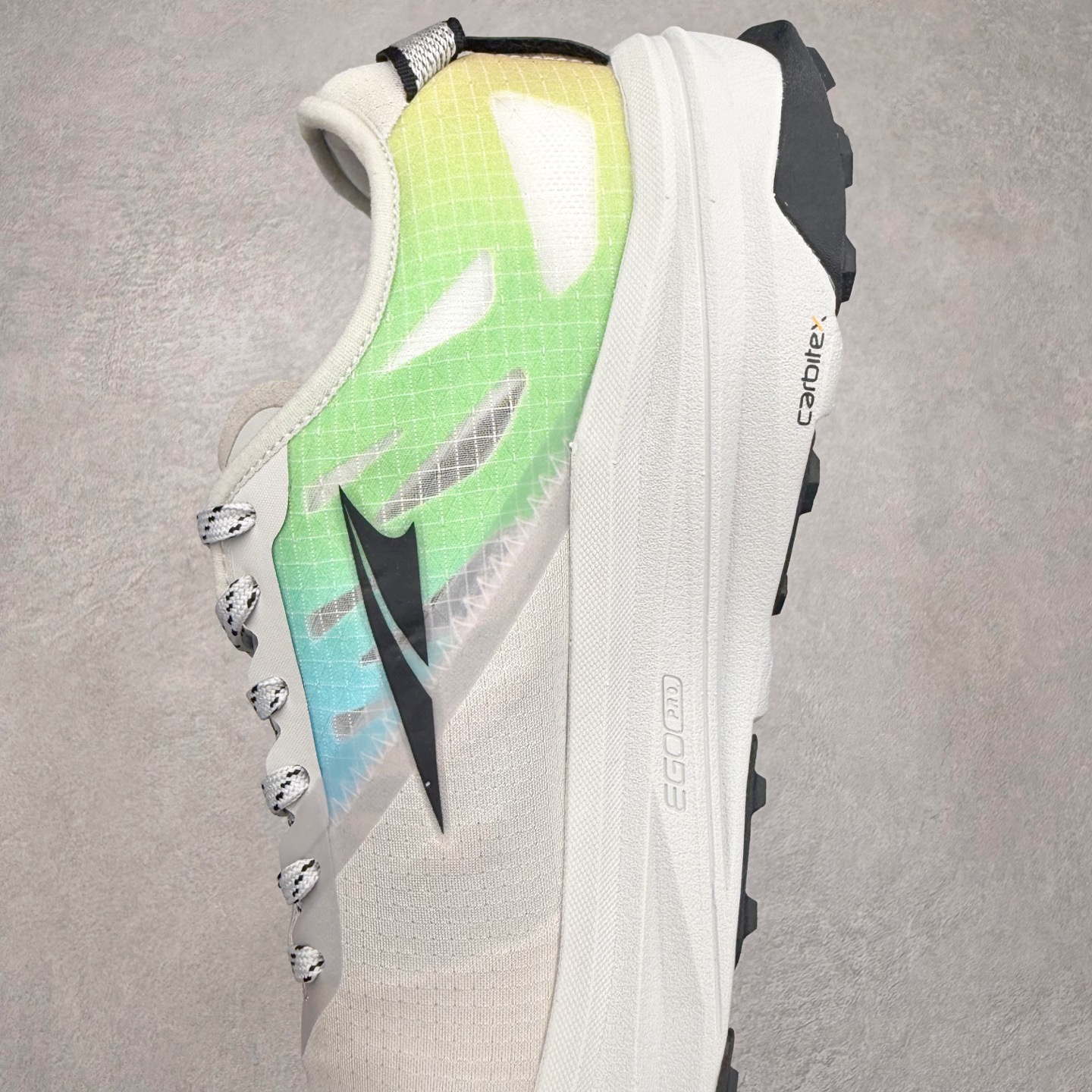 图片[7]-＃纯原 MONTBLANC/万宝龙 x Altra CARBON Man 舒适时尚简约百搭透气跑步鞋 2009年，长跑精英运动员Golden Harper在美国犹他州创立了“Altra Footwear”，跑鞋特点是采用舒适的FootShape™M（很适鞋楦）设计和独特的BalancedCushioning™（平衡缓冲）技术，帮助遭受伤病困扰的跑者回归跑步，从而迅速积累起良好的口碑。2011年品牌迅速发展，屡获大奖。2015年开始不仅占据全美跑鞋前十，足迹更是遍布全球。2016年Altra正式进入中国市场，凭借独特的品牌风格以及出色的性能表现，三年来获得越来越多普通跑者的喜爱。销售业绩增长迅速，成为中国越野跑市场占有量前三的跑鞋品牌。实拍调校N版已经零色差零失真 百分百还原实物色彩所见即所得 不存在货不对板色差等低级问题 选购参考实物拍摄 不混卖不参货 只用心做好货严格选品 承诺混一赔十 尺码：39 40 40.5 41 42 42.5 43 44 44.5 45 46-选品中心