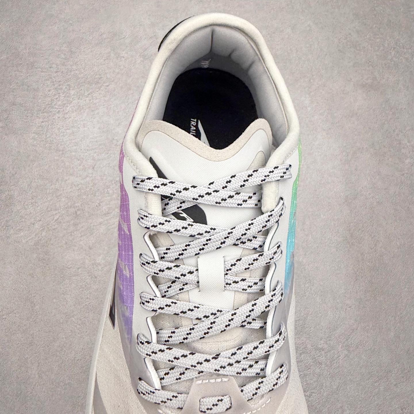 图片[5]-＃纯原 MONTBLANC/万宝龙 x Altra CARBON Man 舒适时尚简约百搭透气跑步鞋 2009年，长跑精英运动员Golden Harper在美国犹他州创立了“Altra Footwear”，跑鞋特点是采用舒适的FootShape™M（很适鞋楦）设计和独特的BalancedCushioning™（平衡缓冲）技术，帮助遭受伤病困扰的跑者回归跑步，从而迅速积累起良好的口碑。2011年品牌迅速发展，屡获大奖。2015年开始不仅占据全美跑鞋前十，足迹更是遍布全球。2016年Altra正式进入中国市场，凭借独特的品牌风格以及出色的性能表现，三年来获得越来越多普通跑者的喜爱。销售业绩增长迅速，成为中国越野跑市场占有量前三的跑鞋品牌。实拍调校N版已经零色差零失真 百分百还原实物色彩所见即所得 不存在货不对板色差等低级问题 选购参考实物拍摄 不混卖不参货 只用心做好货严格选品 承诺混一赔十 尺码：39 40 40.5 41 42 42.5 43 44 44.5 45 46-选品中心