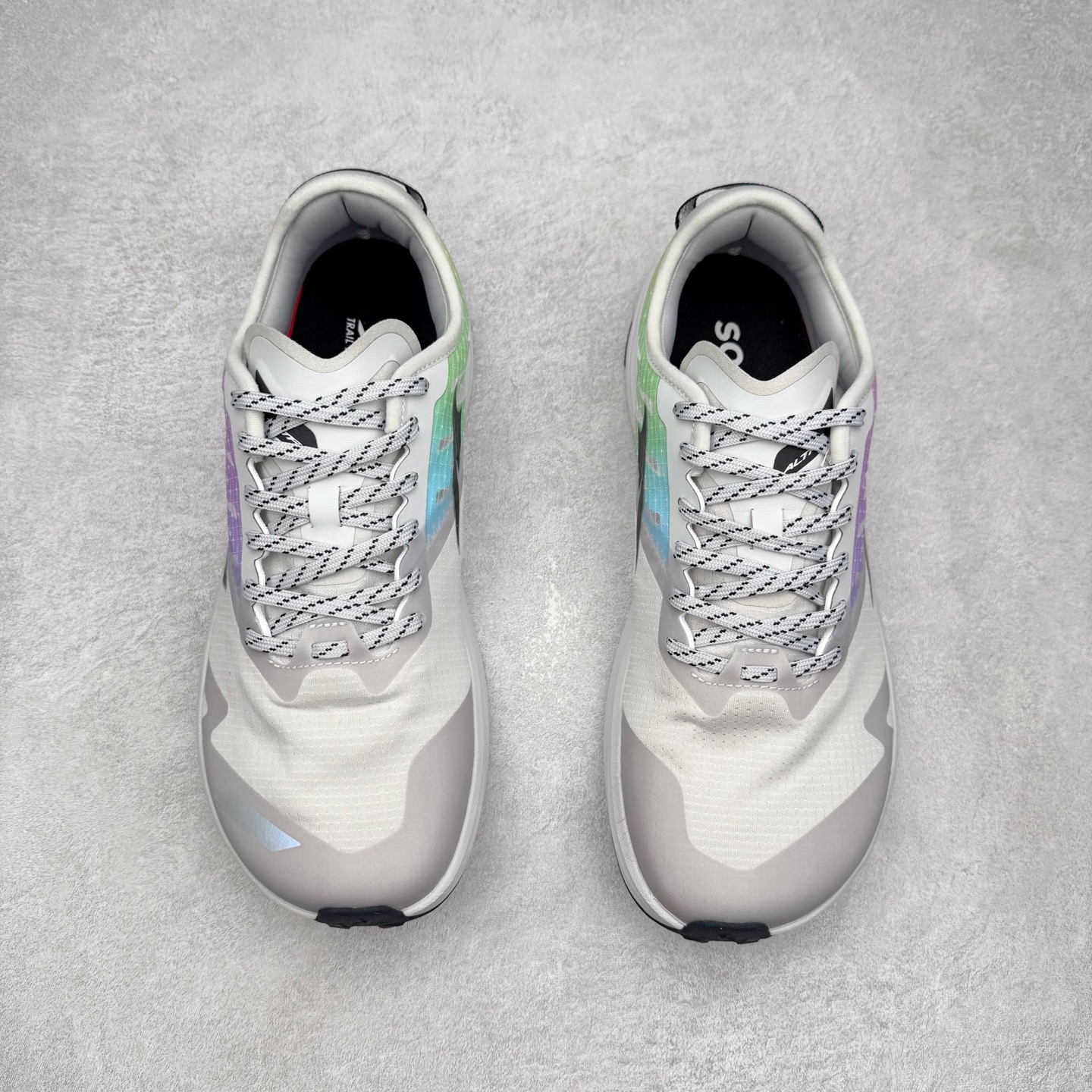 图片[2]-＃纯原 MONTBLANC/万宝龙 x Altra CARBON Man 舒适时尚简约百搭透气跑步鞋 2009年，长跑精英运动员Golden Harper在美国犹他州创立了“Altra Footwear”，跑鞋特点是采用舒适的FootShape™M（很适鞋楦）设计和独特的BalancedCushioning™（平衡缓冲）技术，帮助遭受伤病困扰的跑者回归跑步，从而迅速积累起良好的口碑。2011年品牌迅速发展，屡获大奖。2015年开始不仅占据全美跑鞋前十，足迹更是遍布全球。2016年Altra正式进入中国市场，凭借独特的品牌风格以及出色的性能表现，三年来获得越来越多普通跑者的喜爱。销售业绩增长迅速，成为中国越野跑市场占有量前三的跑鞋品牌。实拍调校N版已经零色差零失真 百分百还原实物色彩所见即所得 不存在货不对板色差等低级问题 选购参考实物拍摄 不混卖不参货 只用心做好货严格选品 承诺混一赔十 尺码：39 40 40.5 41 42 42.5 43 44 44.5 45 46-选品中心