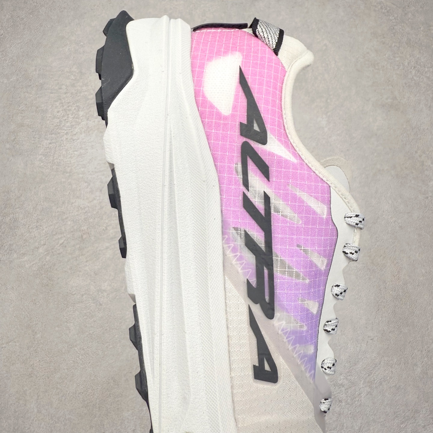 图片[6]-＃纯原 MONTBLANC/万宝龙 x Altra CARBON Man 舒适时尚简约百搭透气跑步鞋 2009年，长跑精英运动员Golden Harper在美国犹他州创立了“Altra Footwear”，跑鞋特点是采用舒适的FootShape™M（很适鞋楦）设计和独特的BalancedCushioning™（平衡缓冲）技术，帮助遭受伤病困扰的跑者回归跑步，从而迅速积累起良好的口碑。2011年品牌迅速发展，屡获大奖。2015年开始不仅占据全美跑鞋前十，足迹更是遍布全球。2016年Altra正式进入中国市场，凭借独特的品牌风格以及出色的性能表现，三年来获得越来越多普通跑者的喜爱。销售业绩增长迅速，成为中国越野跑市场占有量前三的跑鞋品牌。实拍调校N版已经零色差零失真 百分百还原实物色彩所见即所得 不存在货不对板色差等低级问题 选购参考实物拍摄 不混卖不参货 只用心做好货严格选品 承诺混一赔十 尺码：39 40 40.5 41 42 42.5 43 44 44.5 45 46-选品中心