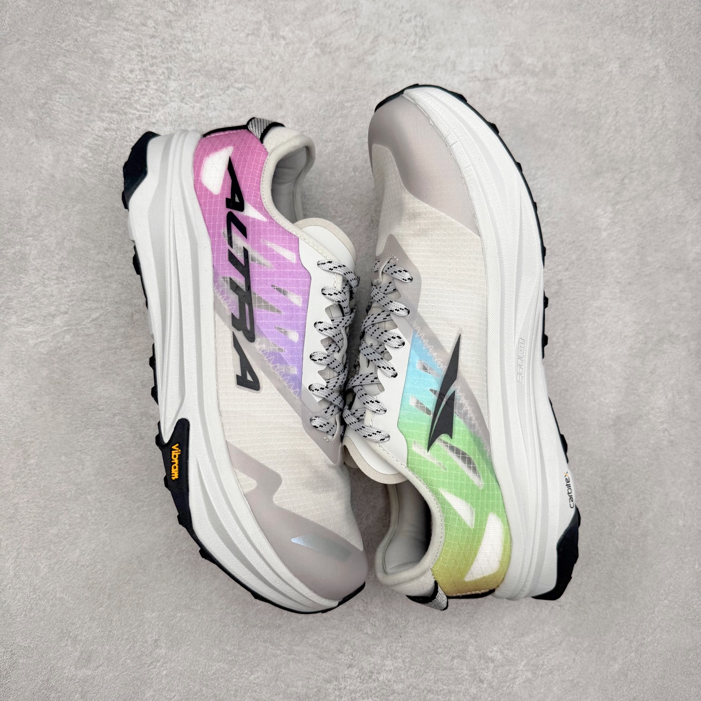 图片[3]-＃纯原 MONTBLANC/万宝龙 x Altra CARBON Man 舒适时尚简约百搭透气跑步鞋 2009年，长跑精英运动员Golden Harper在美国犹他州创立了“Altra Footwear”，跑鞋特点是采用舒适的FootShape™M（很适鞋楦）设计和独特的BalancedCushioning™（平衡缓冲）技术，帮助遭受伤病困扰的跑者回归跑步，从而迅速积累起良好的口碑。2011年品牌迅速发展，屡获大奖。2015年开始不仅占据全美跑鞋前十，足迹更是遍布全球。2016年Altra正式进入中国市场，凭借独特的品牌风格以及出色的性能表现，三年来获得越来越多普通跑者的喜爱。销售业绩增长迅速，成为中国越野跑市场占有量前三的跑鞋品牌。实拍调校N版已经零色差零失真 百分百还原实物色彩所见即所得 不存在货不对板色差等低级问题 选购参考实物拍摄 不混卖不参货 只用心做好货严格选品 承诺混一赔十 尺码：39 40 40.5 41 42 42.5 43 44 44.5 45 46-选品中心