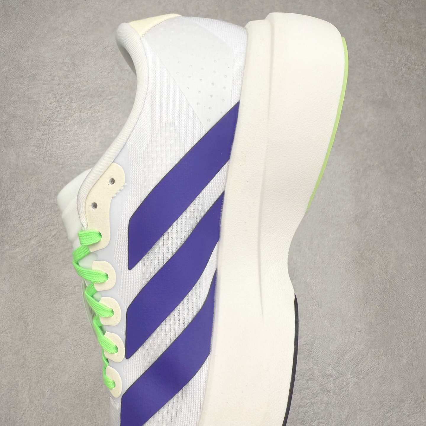 图片[7]-AD Adizero EVO SL 马拉松竞速专业跑鞋 JS4456 CELERMESH针织网面非常轻薄 纤维间的缝隙很大 可以保证跑步时的透气、排汗效果 鞋舌直接与两侧的内衬和鞋底连接在一起 在跑步过程中不会被鞋舌的左右移动所困扰 在标准鞋带孔的基础上再拓宽一组鞋带孔 适合不同脚型的需求 突破性 EnergyRods 技术，有助于跑者实现更好的成绩 中底独特的LIGHTSTRIKE PRO泡棉材质 微弹感觉在跑步过程中给予了良好的支撑体验 对于顶级精英和高水平进阶跑者来说 ADIOS PRO是一双值得信赖的竞速比赛用鞋 尺码：36 36.5 37.5 38 38.5 39 40 40.5 41 42 42.5 43 44 44.5 45-选品中心