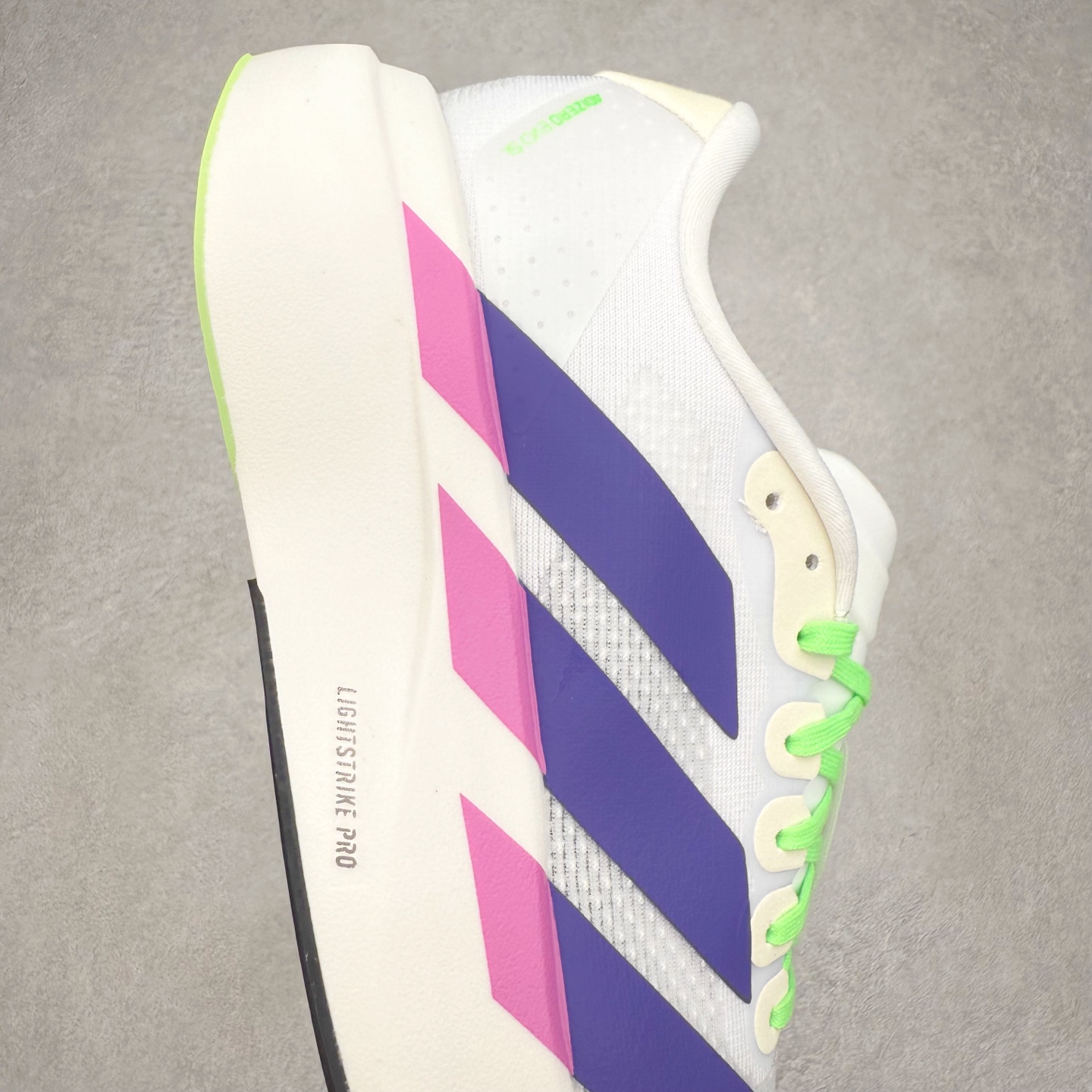 图片[6]-AD Adizero EVO SL 马拉松竞速专业跑鞋 JS4456 CELERMESH针织网面非常轻薄 纤维间的缝隙很大 可以保证跑步时的透气、排汗效果 鞋舌直接与两侧的内衬和鞋底连接在一起 在跑步过程中不会被鞋舌的左右移动所困扰 在标准鞋带孔的基础上再拓宽一组鞋带孔 适合不同脚型的需求 突破性 EnergyRods 技术，有助于跑者实现更好的成绩 中底独特的LIGHTSTRIKE PRO泡棉材质 微弹感觉在跑步过程中给予了良好的支撑体验 对于顶级精英和高水平进阶跑者来说 ADIOS PRO是一双值得信赖的竞速比赛用鞋 尺码：36 36.5 37.5 38 38.5 39 40 40.5 41 42 42.5 43 44 44.5 45-选品中心