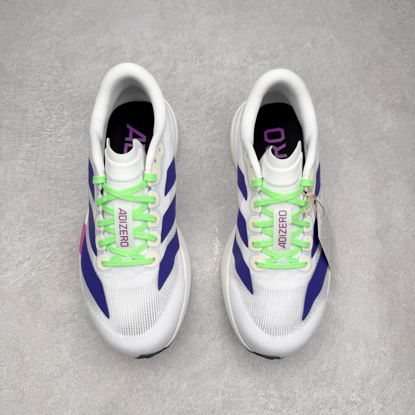 图片[2]-AD Adizero EVO SL 马拉松竞速专业跑鞋 JS4456 CELERMESH针织网面非常轻薄 纤维间的缝隙很大 可以保证跑步时的透气、排汗效果 鞋舌直接与两侧的内衬和鞋底连接在一起 在跑步过程中不会被鞋舌的左右移动所困扰 在标准鞋带孔的基础上再拓宽一组鞋带孔 适合不同脚型的需求 突破性 EnergyRods 技术，有助于跑者实现更好的成绩 中底独特的LIGHTSTRIKE PRO泡棉材质 微弹感觉在跑步过程中给予了良好的支撑体验 对于顶级精英和高水平进阶跑者来说 ADIOS PRO是一双值得信赖的竞速比赛用鞋 尺码：36 36.5 37.5 38 38.5 39 40 40.5 41 42 42.5 43 44 44.5 45-选品中心