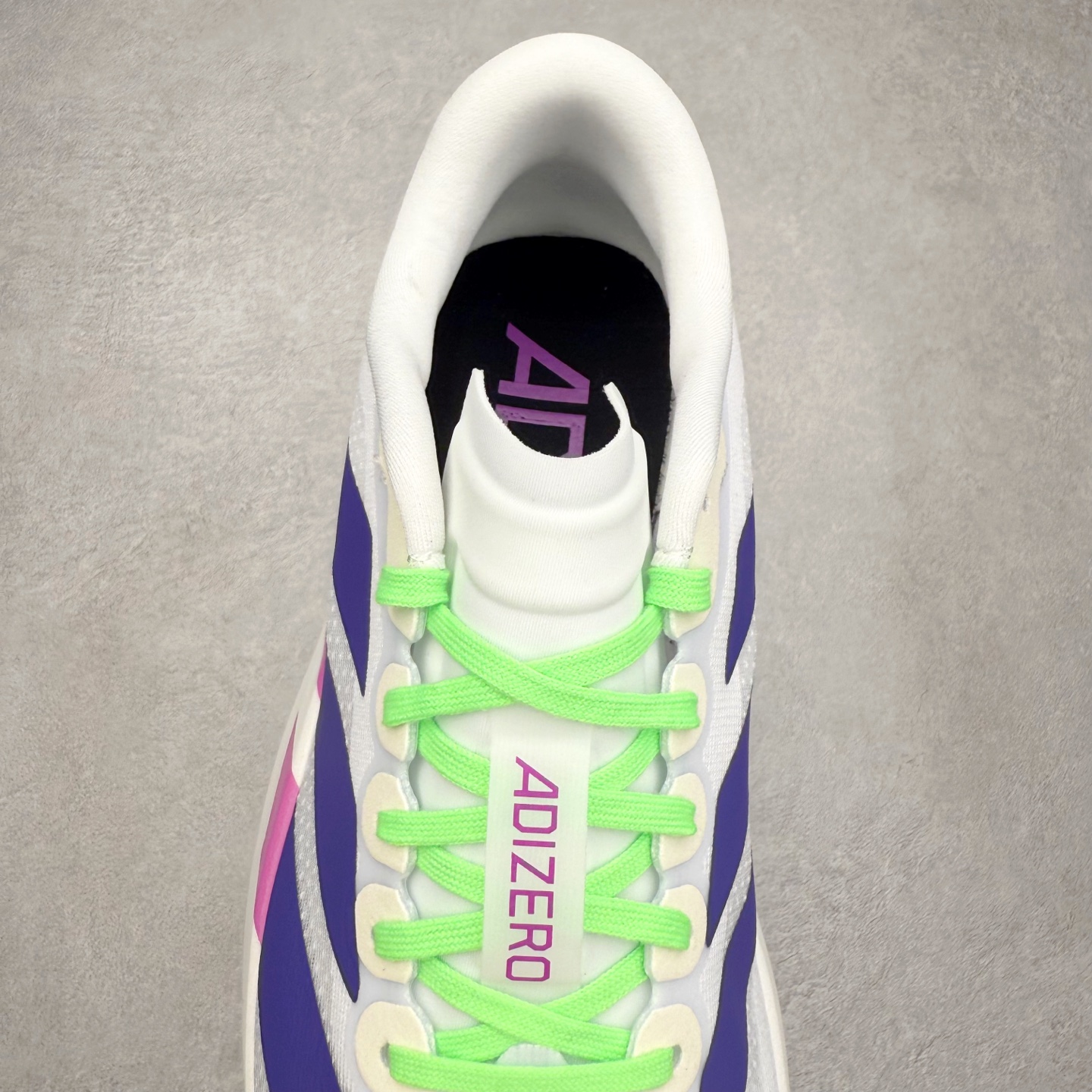 图片[5]-AD Adizero EVO SL 马拉松竞速专业跑鞋 JS4456 CELERMESH针织网面非常轻薄 纤维间的缝隙很大 可以保证跑步时的透气、排汗效果 鞋舌直接与两侧的内衬和鞋底连接在一起 在跑步过程中不会被鞋舌的左右移动所困扰 在标准鞋带孔的基础上再拓宽一组鞋带孔 适合不同脚型的需求 突破性 EnergyRods 技术，有助于跑者实现更好的成绩 中底独特的LIGHTSTRIKE PRO泡棉材质 微弹感觉在跑步过程中给予了良好的支撑体验 对于顶级精英和高水平进阶跑者来说 ADIOS PRO是一双值得信赖的竞速比赛用鞋 尺码：36 36.5 37.5 38 38.5 39 40 40.5 41 42 42.5 43 44 44.5 45-选品中心