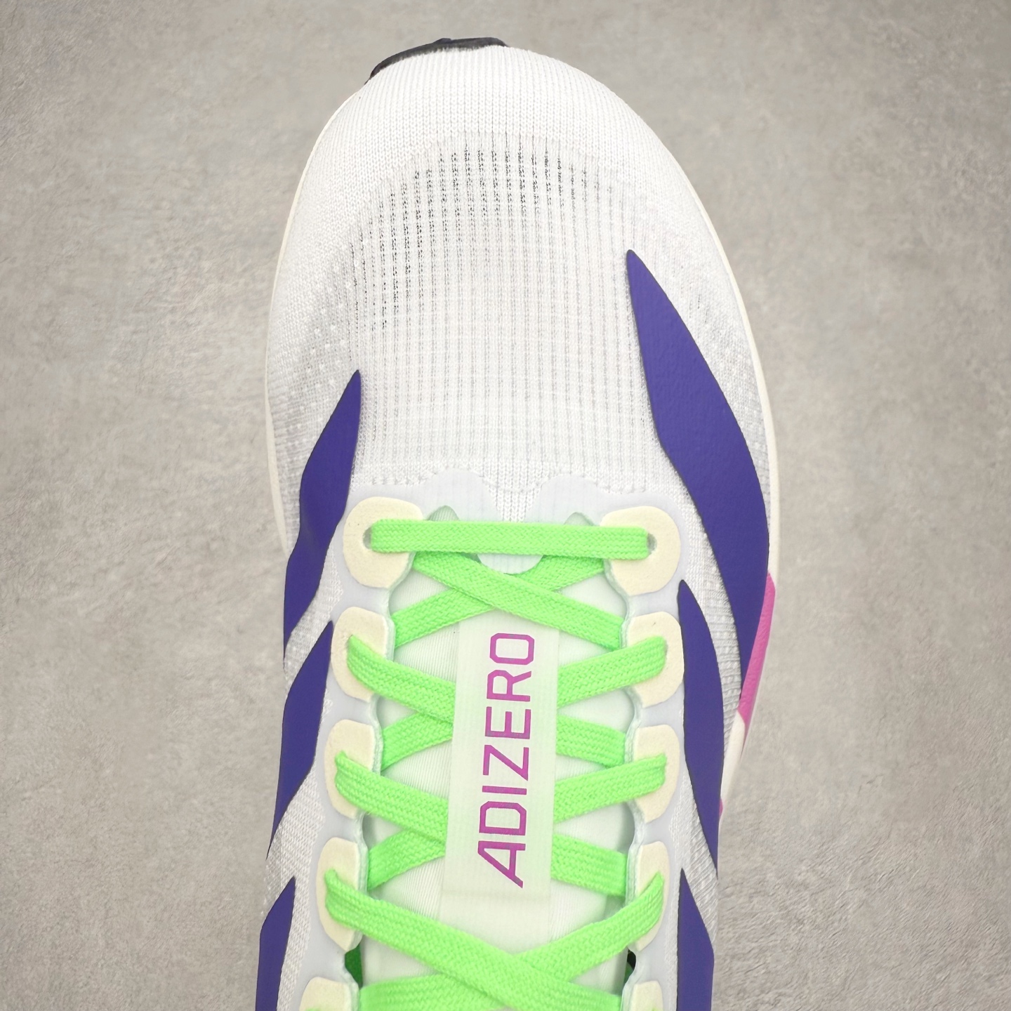 图片[4]-AD Adizero EVO SL 马拉松竞速专业跑鞋 JS4456 CELERMESH针织网面非常轻薄 纤维间的缝隙很大 可以保证跑步时的透气、排汗效果 鞋舌直接与两侧的内衬和鞋底连接在一起 在跑步过程中不会被鞋舌的左右移动所困扰 在标准鞋带孔的基础上再拓宽一组鞋带孔 适合不同脚型的需求 突破性 EnergyRods 技术，有助于跑者实现更好的成绩 中底独特的LIGHTSTRIKE PRO泡棉材质 微弹感觉在跑步过程中给予了良好的支撑体验 对于顶级精英和高水平进阶跑者来说 ADIOS PRO是一双值得信赖的竞速比赛用鞋 尺码：36 36.5 37.5 38 38.5 39 40 40.5 41 42 42.5 43 44 44.5 45-选品中心