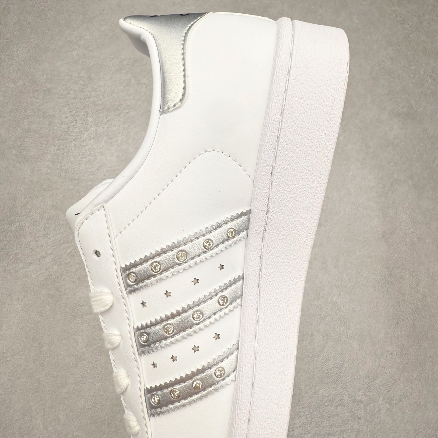 图片[7]-AD Originals Superstar 经典复古贝壳头板鞋 JR4505 诞生于1969年 是第一双将全皮面鞋 身与橡胶鞋头结合在一起的低帮篮球鞋 Superstar最开始 是作为高帮篮球鞋Pro Model的低帮版本而出现的 但因为其独特和醒目的橡胶鞋头造型而让大家熟知 被大家形象地称为\\\”shelltoe\\\”贝壳头 在70年代的美国职业篮球场上 接近3/4的NBA球员都将这双Superstar作为场上用鞋 80年代之后 经过不断的改良和发展 Superstar逐渐成为横跨时装、音乐、街头文化、休闲和运动等各大领域的时尚潮鞋 尺码：36 36.5 37 38 38.5 39 40 40.5 41 42 42.5 43 44 44.5 45-选品中心