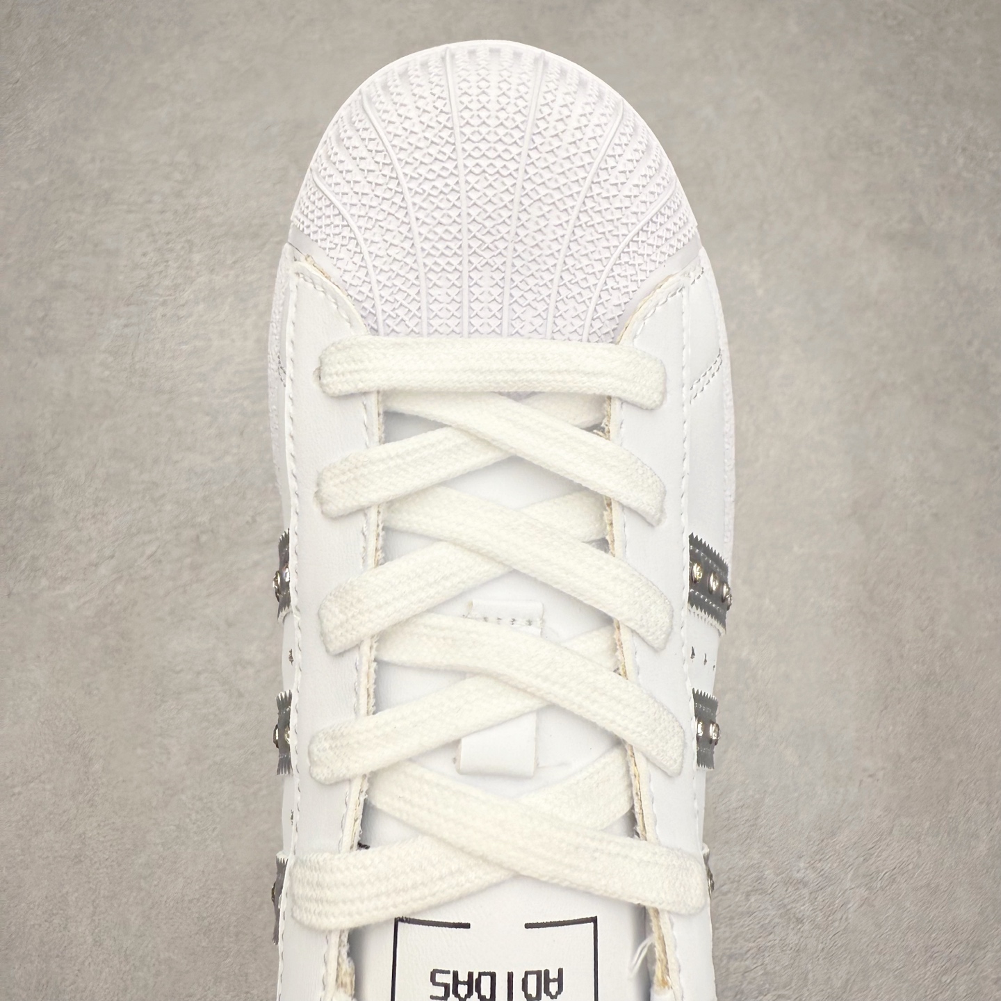 图片[4]-AD Originals Superstar 经典复古贝壳头板鞋 JR4505 诞生于1969年 是第一双将全皮面鞋 身与橡胶鞋头结合在一起的低帮篮球鞋 Superstar最开始 是作为高帮篮球鞋Pro Model的低帮版本而出现的 但因为其独特和醒目的橡胶鞋头造型而让大家熟知 被大家形象地称为\\\”shelltoe\\\”贝壳头 在70年代的美国职业篮球场上 接近3/4的NBA球员都将这双Superstar作为场上用鞋 80年代之后 经过不断的改良和发展 Superstar逐渐成为横跨时装、音乐、街头文化、休闲和运动等各大领域的时尚潮鞋 尺码：36 36.5 37 38 38.5 39 40 40.5 41 42 42.5 43 44 44.5 45-选品中心