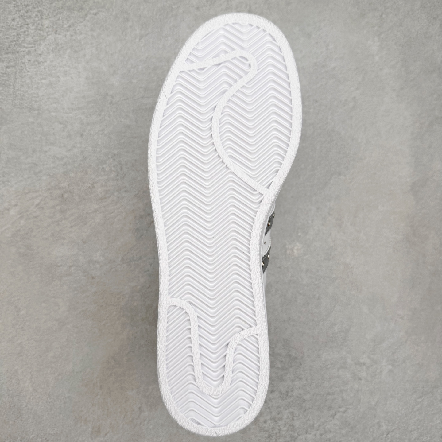 图片[9]-AD Originals Superstar 经典复古贝壳头板鞋 JR4505 诞生于1969年 是第一双将全皮面鞋 身与橡胶鞋头结合在一起的低帮篮球鞋 Superstar最开始 是作为高帮篮球鞋Pro Model的低帮版本而出现的 但因为其独特和醒目的橡胶鞋头造型而让大家熟知 被大家形象地称为\\\”shelltoe\\\”贝壳头 在70年代的美国职业篮球场上 接近3/4的NBA球员都将这双Superstar作为场上用鞋 80年代之后 经过不断的改良和发展 Superstar逐渐成为横跨时装、音乐、街头文化、休闲和运动等各大领域的时尚潮鞋 尺码：36 36.5 37 38 38.5 39 40 40.5 41 42 42.5 43 44 44.5 45-选品中心