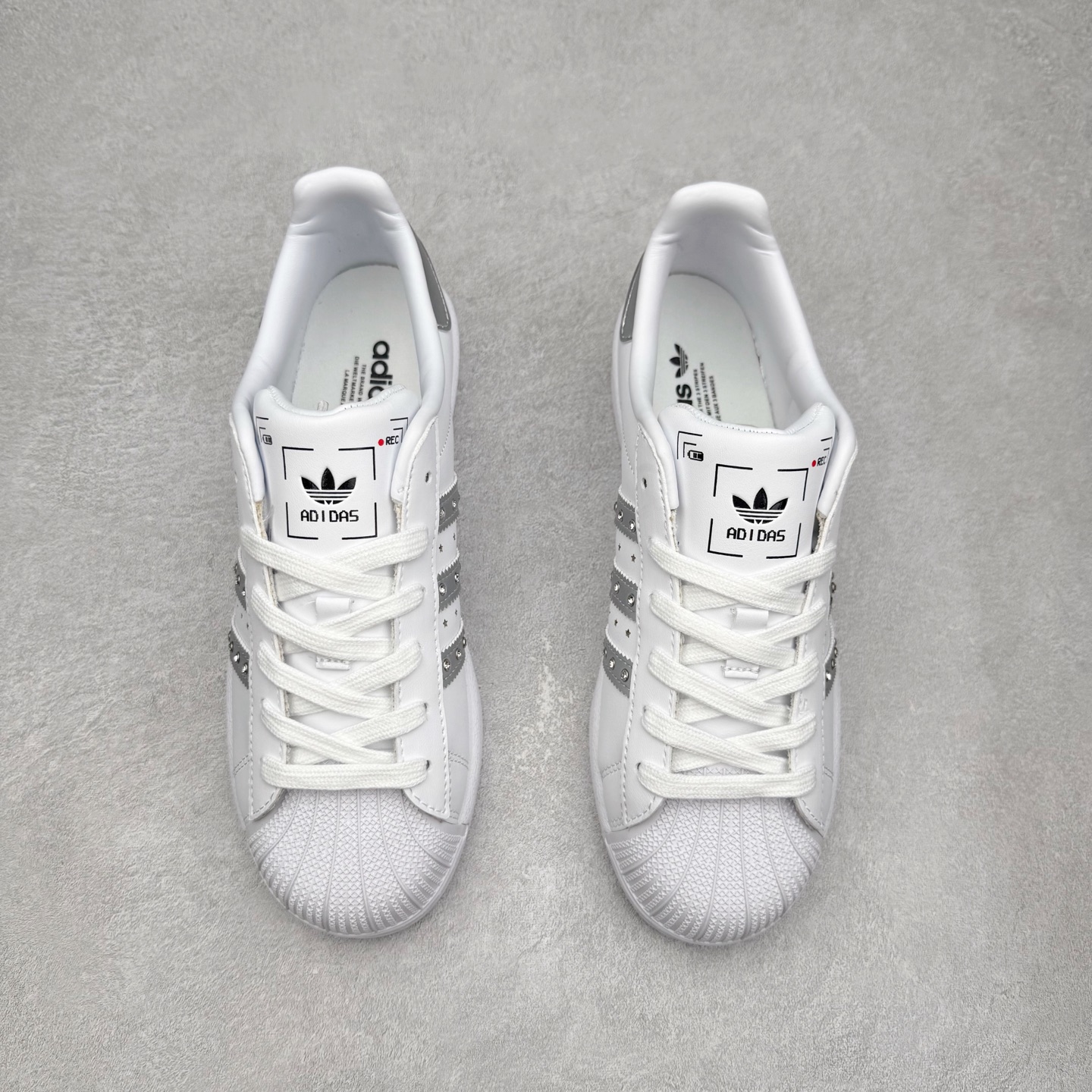 图片[2]-AD Originals Superstar 经典复古贝壳头板鞋 JR4505 诞生于1969年 是第一双将全皮面鞋 身与橡胶鞋头结合在一起的低帮篮球鞋 Superstar最开始 是作为高帮篮球鞋Pro Model的低帮版本而出现的 但因为其独特和醒目的橡胶鞋头造型而让大家熟知 被大家形象地称为\\\”shelltoe\\\”贝壳头 在70年代的美国职业篮球场上 接近3/4的NBA球员都将这双Superstar作为场上用鞋 80年代之后 经过不断的改良和发展 Superstar逐渐成为横跨时装、音乐、街头文化、休闲和运动等各大领域的时尚潮鞋 尺码：36 36.5 37 38 38.5 39 40 40.5 41 42 42.5 43 44 44.5 45-选品中心