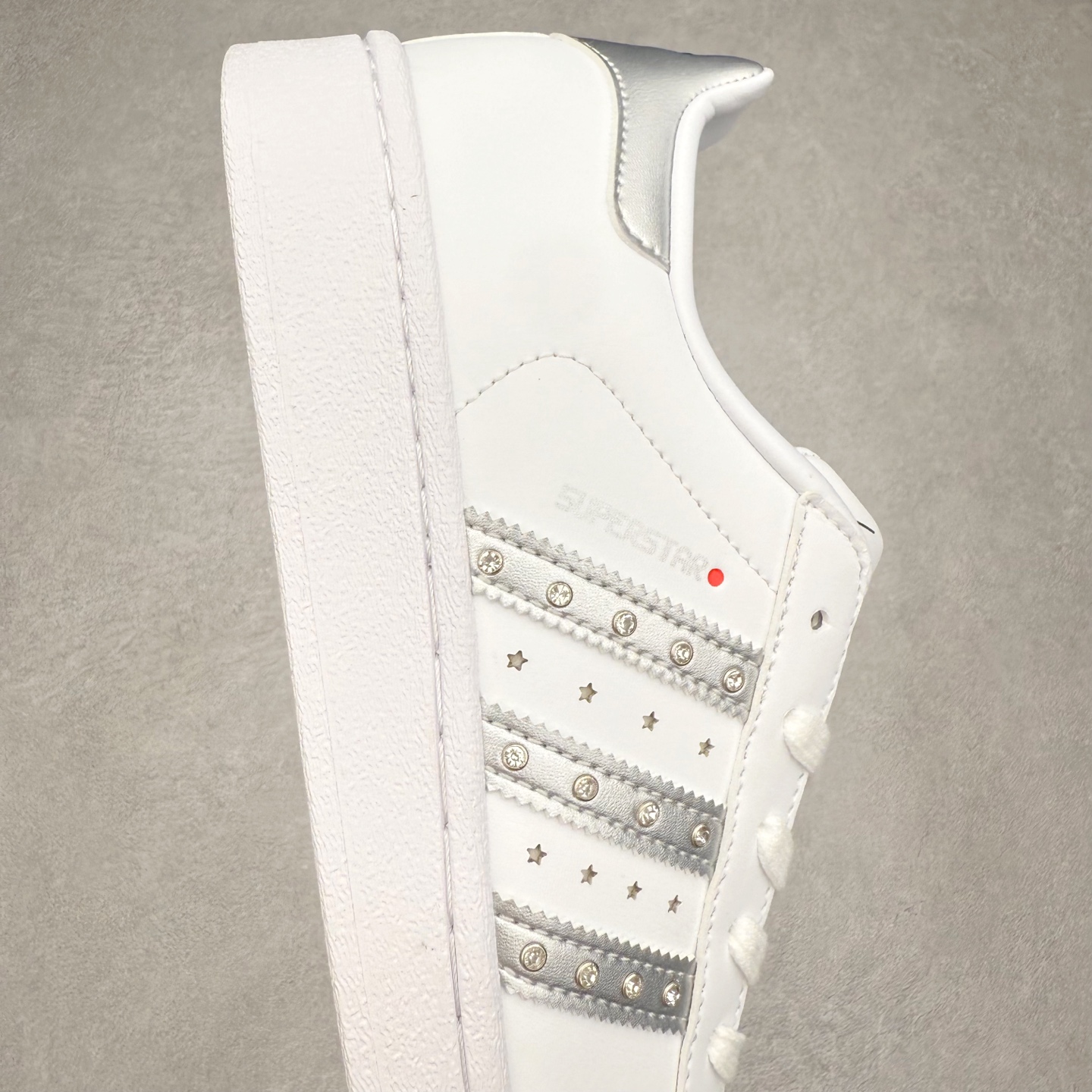 图片[6]-AD Originals Superstar 经典复古贝壳头板鞋 JR4505 诞生于1969年 是第一双将全皮面鞋 身与橡胶鞋头结合在一起的低帮篮球鞋 Superstar最开始 是作为高帮篮球鞋Pro Model的低帮版本而出现的 但因为其独特和醒目的橡胶鞋头造型而让大家熟知 被大家形象地称为\\\”shelltoe\\\”贝壳头 在70年代的美国职业篮球场上 接近3/4的NBA球员都将这双Superstar作为场上用鞋 80年代之后 经过不断的改良和发展 Superstar逐渐成为横跨时装、音乐、街头文化、休闲和运动等各大领域的时尚潮鞋 尺码：36 36.5 37 38 38.5 39 40 40.5 41 42 42.5 43 44 44.5 45-选品中心