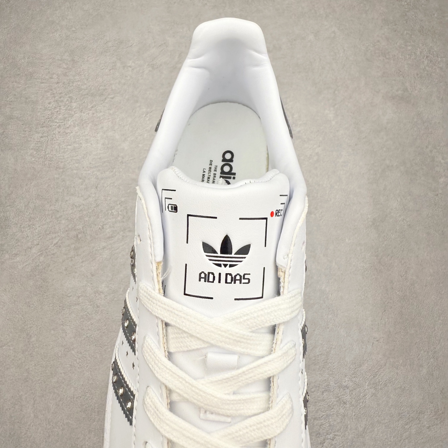 图片[5]-AD Originals Superstar 经典复古贝壳头板鞋 JR4505 诞生于1969年 是第一双将全皮面鞋 身与橡胶鞋头结合在一起的低帮篮球鞋 Superstar最开始 是作为高帮篮球鞋Pro Model的低帮版本而出现的 但因为其独特和醒目的橡胶鞋头造型而让大家熟知 被大家形象地称为\\\”shelltoe\\\”贝壳头 在70年代的美国职业篮球场上 接近3/4的NBA球员都将这双Superstar作为场上用鞋 80年代之后 经过不断的改良和发展 Superstar逐渐成为横跨时装、音乐、街头文化、休闲和运动等各大领域的时尚潮鞋 尺码：36 36.5 37 38 38.5 39 40 40.5 41 42 42.5 43 44 44.5 45-选品中心