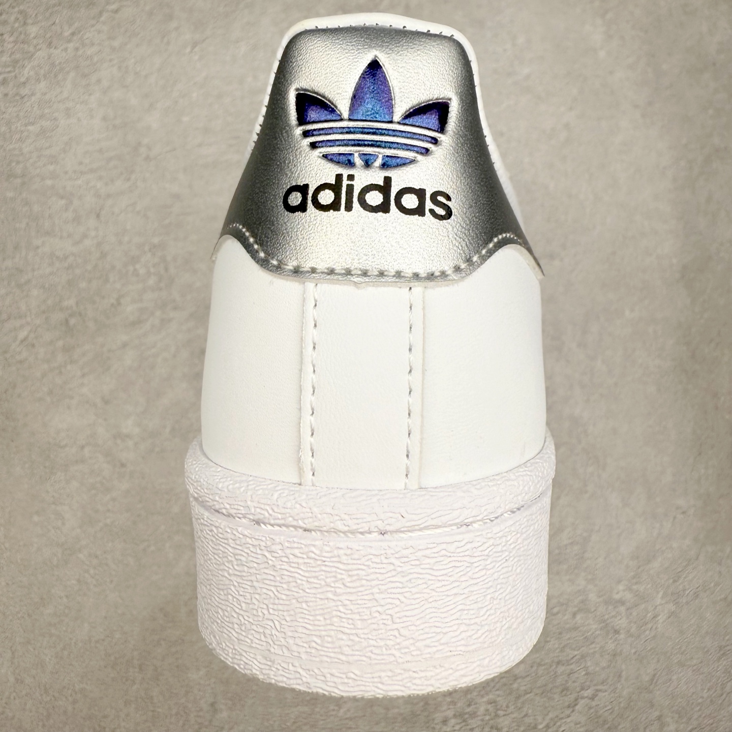 图片[8]-AD Originals Superstar 经典复古贝壳头板鞋 JR4505 诞生于1969年 是第一双将全皮面鞋 身与橡胶鞋头结合在一起的低帮篮球鞋 Superstar最开始 是作为高帮篮球鞋Pro Model的低帮版本而出现的 但因为其独特和醒目的橡胶鞋头造型而让大家熟知 被大家形象地称为\\\”shelltoe\\\”贝壳头 在70年代的美国职业篮球场上 接近3/4的NBA球员都将这双Superstar作为场上用鞋 80年代之后 经过不断的改良和发展 Superstar逐渐成为横跨时装、音乐、街头文化、休闲和运动等各大领域的时尚潮鞋 尺码：36 36.5 37 38 38.5 39 40 40.5 41 42 42.5 43 44 44.5 45-选品中心