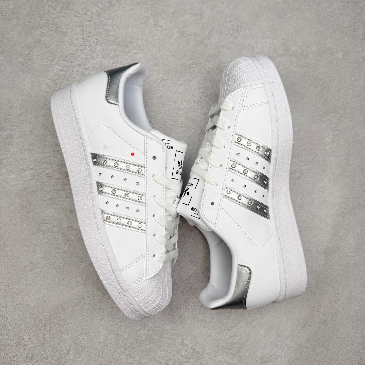 图片[3]-AD Originals Superstar 经典复古贝壳头板鞋 JR4505 诞生于1969年 是第一双将全皮面鞋 身与橡胶鞋头结合在一起的低帮篮球鞋 Superstar最开始 是作为高帮篮球鞋Pro Model的低帮版本而出现的 但因为其独特和醒目的橡胶鞋头造型而让大家熟知 被大家形象地称为\\\”shelltoe\\\”贝壳头 在70年代的美国职业篮球场上 接近3/4的NBA球员都将这双Superstar作为场上用鞋 80年代之后 经过不断的改良和发展 Superstar逐渐成为横跨时装、音乐、街头文化、休闲和运动等各大领域的时尚潮鞋 尺码：36 36.5 37 38 38.5 39 40 40.5 41 42 42.5 43 44 44.5 45-选品中心