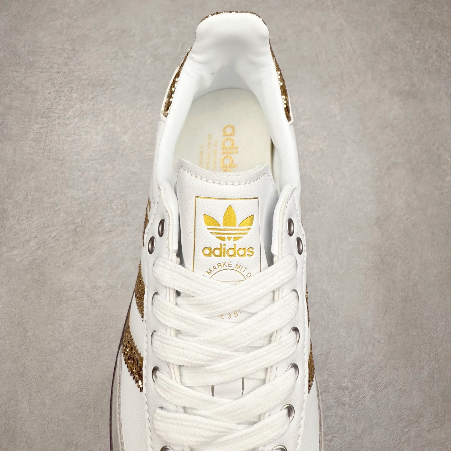 图片[5]-AD Original Samba OG 复古经典轻便板鞋 KL6266 口碑大厂出品 品控大底版型不断改良更新 全套原纸板楦头开发 确保原汁原味 完美呈现桑巴版型 一比一鞋头弧度高度鞋身弧度 此版本只针对中端市场 皮料材质有所更替 其他数据细节工艺流程均保持一致 绝不口嗨 细节品控鞋型随意对比 正确烫金高频细节 原装纳米超迁皮料 独家私模橡胶大底 原盒原配 这款桑巴鞋展示了高质量的工艺 带有装饰的超锁缝制和无缝的手感 柔软、柔软的皮革造型和标志性的3条纹完成了精致的外观 正规合身鞋带 鞋面上有绒面鞋垫 橡胶鞋底 享受正畸套筒软感 自50年代首次亮相以来就一直在赢得粉丝的青睐 尺码：35.5 36 36.5 37.5 38 38.5 39 40 40.5 41 42 42.5 43 44 44.5 45-选品中心