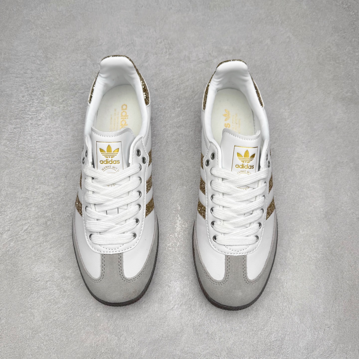 图片[2]-AD Original Samba OG 复古经典轻便板鞋 KL6266 口碑大厂出品 品控大底版型不断改良更新 全套原纸板楦头开发 确保原汁原味 完美呈现桑巴版型 一比一鞋头弧度高度鞋身弧度 此版本只针对中端市场 皮料材质有所更替 其他数据细节工艺流程均保持一致 绝不口嗨 细节品控鞋型随意对比 正确烫金高频细节 原装纳米超迁皮料 独家私模橡胶大底 原盒原配 这款桑巴鞋展示了高质量的工艺 带有装饰的超锁缝制和无缝的手感 柔软、柔软的皮革造型和标志性的3条纹完成了精致的外观 正规合身鞋带 鞋面上有绒面鞋垫 橡胶鞋底 享受正畸套筒软感 自50年代首次亮相以来就一直在赢得粉丝的青睐 尺码：35.5 36 36.5 37.5 38 38.5 39 40 40.5 41 42 42.5 43 44 44.5 45-选品中心