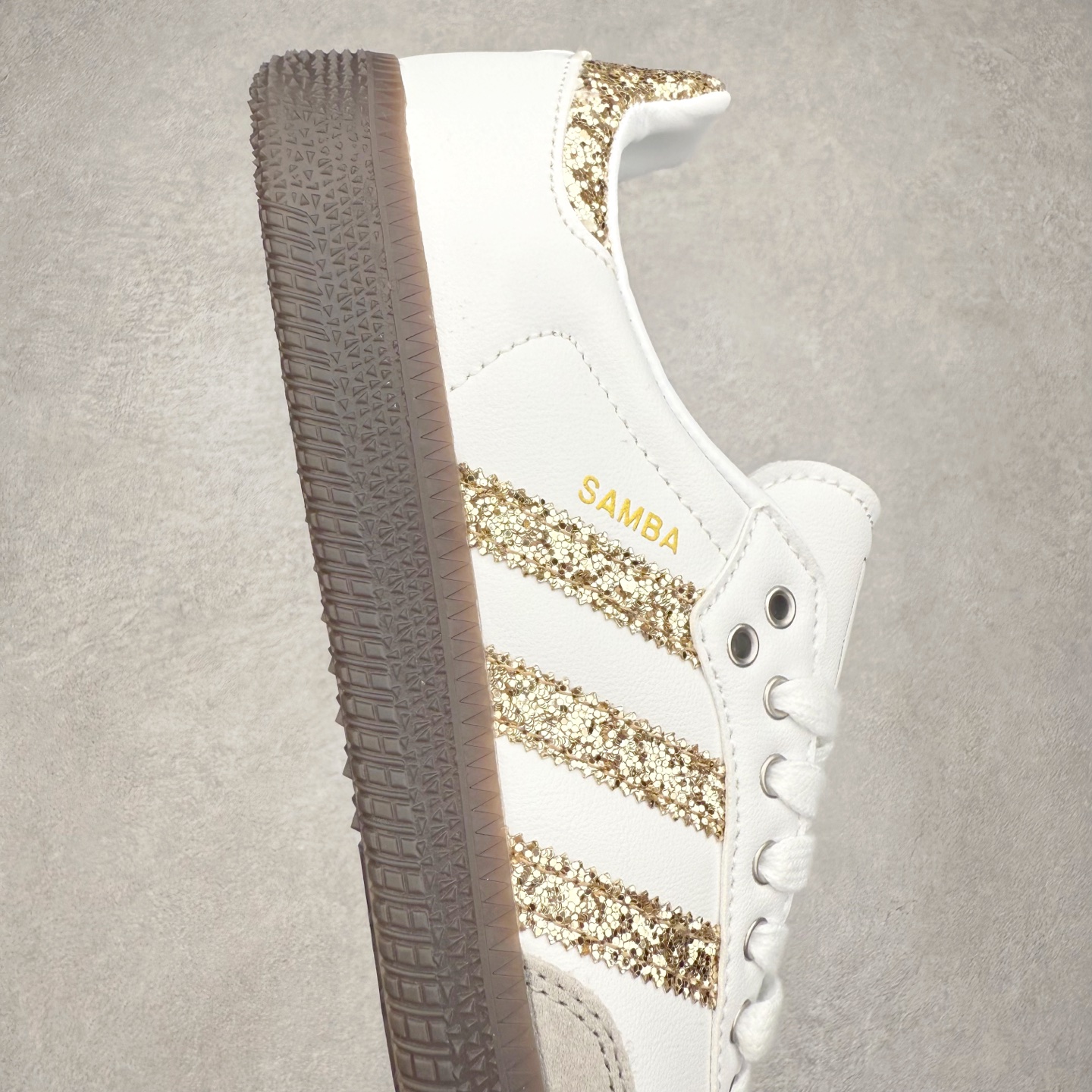 图片[6]-AD Original Samba OG 复古经典轻便板鞋 KL6266 口碑大厂出品 品控大底版型不断改良更新 全套原纸板楦头开发 确保原汁原味 完美呈现桑巴版型 一比一鞋头弧度高度鞋身弧度 此版本只针对中端市场 皮料材质有所更替 其他数据细节工艺流程均保持一致 绝不口嗨 细节品控鞋型随意对比 正确烫金高频细节 原装纳米超迁皮料 独家私模橡胶大底 原盒原配 这款桑巴鞋展示了高质量的工艺 带有装饰的超锁缝制和无缝的手感 柔软、柔软的皮革造型和标志性的3条纹完成了精致的外观 正规合身鞋带 鞋面上有绒面鞋垫 橡胶鞋底 享受正畸套筒软感 自50年代首次亮相以来就一直在赢得粉丝的青睐 尺码：35.5 36 36.5 37.5 38 38.5 39 40 40.5 41 42 42.5 43 44 44.5 45-选品中心