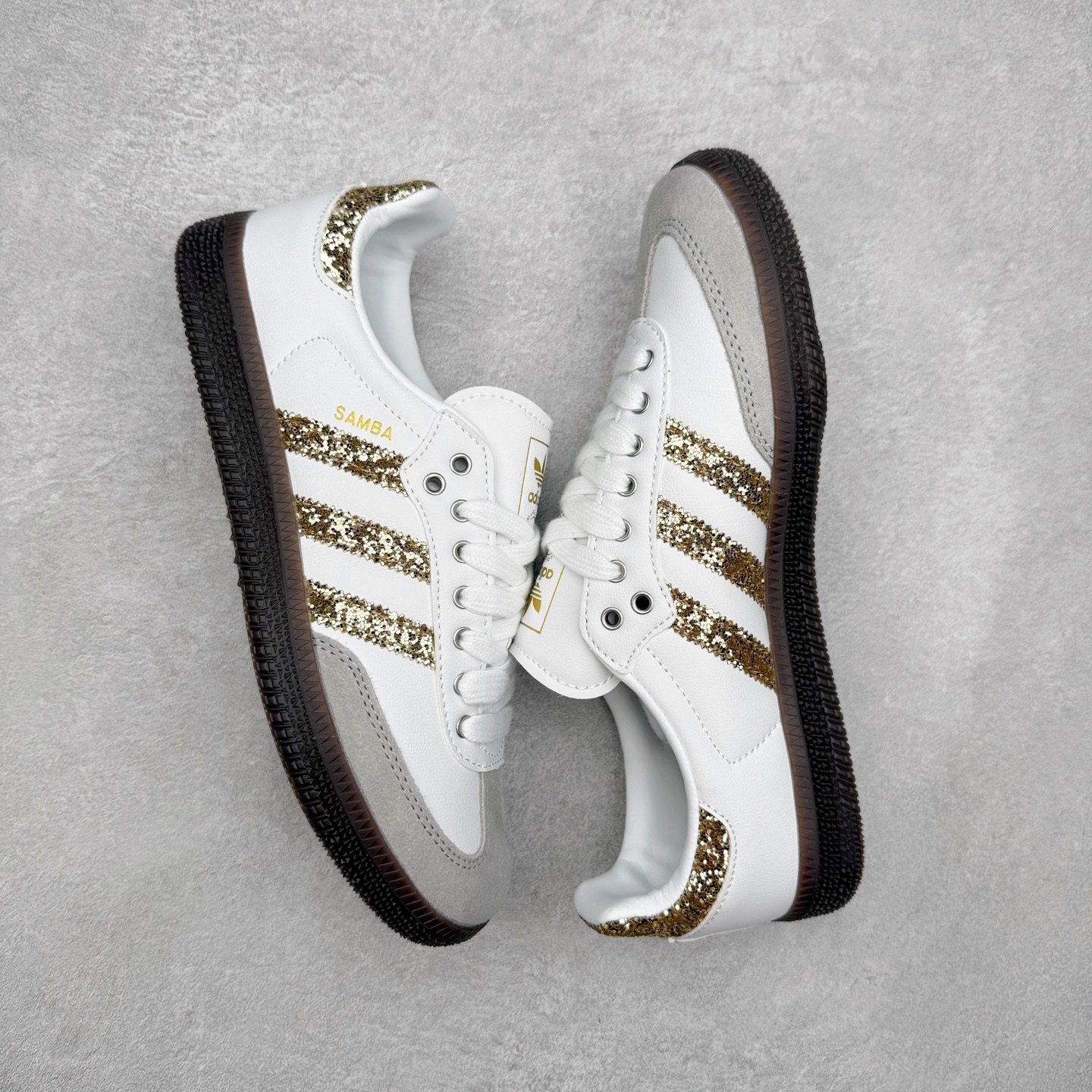 图片[3]-AD Original Samba OG 复古经典轻便板鞋 KL6266 口碑大厂出品 品控大底版型不断改良更新 全套原纸板楦头开发 确保原汁原味 完美呈现桑巴版型 一比一鞋头弧度高度鞋身弧度 此版本只针对中端市场 皮料材质有所更替 其他数据细节工艺流程均保持一致 绝不口嗨 细节品控鞋型随意对比 正确烫金高频细节 原装纳米超迁皮料 独家私模橡胶大底 原盒原配 这款桑巴鞋展示了高质量的工艺 带有装饰的超锁缝制和无缝的手感 柔软、柔软的皮革造型和标志性的3条纹完成了精致的外观 正规合身鞋带 鞋面上有绒面鞋垫 橡胶鞋底 享受正畸套筒软感 自50年代首次亮相以来就一直在赢得粉丝的青睐 尺码：35.5 36 36.5 37.5 38 38.5 39 40 40.5 41 42 42.5 43 44 44.5 45-选品中心
