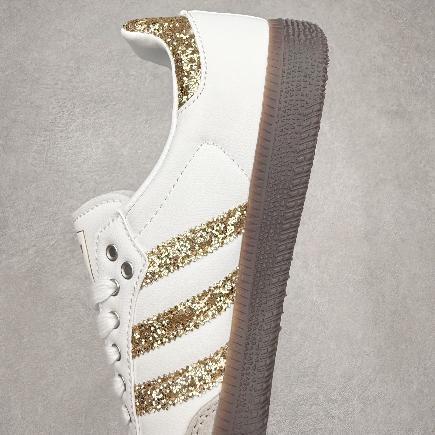 图片[7]-AD Original Samba OG 复古经典轻便板鞋 KL6266 口碑大厂出品 品控大底版型不断改良更新 全套原纸板楦头开发 确保原汁原味 完美呈现桑巴版型 一比一鞋头弧度高度鞋身弧度 此版本只针对中端市场 皮料材质有所更替 其他数据细节工艺流程均保持一致 绝不口嗨 细节品控鞋型随意对比 正确烫金高频细节 原装纳米超迁皮料 独家私模橡胶大底 原盒原配 这款桑巴鞋展示了高质量的工艺 带有装饰的超锁缝制和无缝的手感 柔软、柔软的皮革造型和标志性的3条纹完成了精致的外观 正规合身鞋带 鞋面上有绒面鞋垫 橡胶鞋底 享受正畸套筒软感 自50年代首次亮相以来就一直在赢得粉丝的青睐 尺码：35.5 36 36.5 37.5 38 38.5 39 40 40.5 41 42 42.5 43 44 44.5 45-选品中心