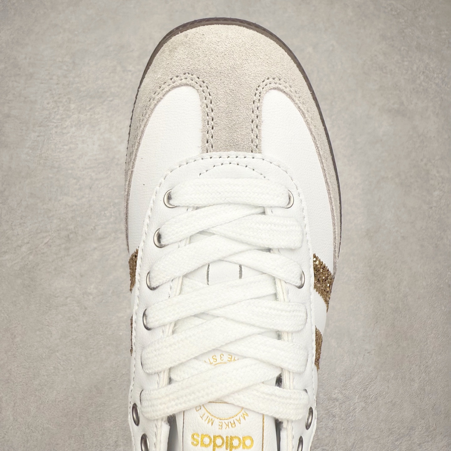 图片[4]-AD Original Samba OG 复古经典轻便板鞋 KL6266 口碑大厂出品 品控大底版型不断改良更新 全套原纸板楦头开发 确保原汁原味 完美呈现桑巴版型 一比一鞋头弧度高度鞋身弧度 此版本只针对中端市场 皮料材质有所更替 其他数据细节工艺流程均保持一致 绝不口嗨 细节品控鞋型随意对比 正确烫金高频细节 原装纳米超迁皮料 独家私模橡胶大底 原盒原配 这款桑巴鞋展示了高质量的工艺 带有装饰的超锁缝制和无缝的手感 柔软、柔软的皮革造型和标志性的3条纹完成了精致的外观 正规合身鞋带 鞋面上有绒面鞋垫 橡胶鞋底 享受正畸套筒软感 自50年代首次亮相以来就一直在赢得粉丝的青睐 尺码：35.5 36 36.5 37.5 38 38.5 39 40 40.5 41 42 42.5 43 44 44.5 45-选品中心