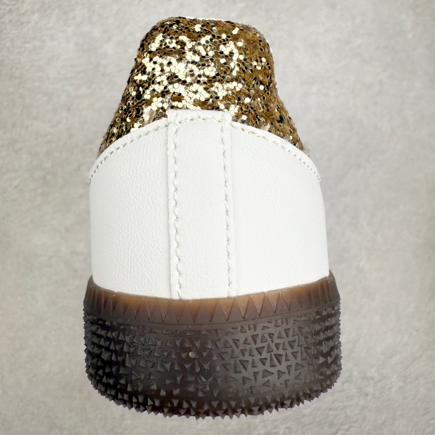 图片[8]-AD Original Samba OG 复古经典轻便板鞋 KL6266 口碑大厂出品 品控大底版型不断改良更新 全套原纸板楦头开发 确保原汁原味 完美呈现桑巴版型 一比一鞋头弧度高度鞋身弧度 此版本只针对中端市场 皮料材质有所更替 其他数据细节工艺流程均保持一致 绝不口嗨 细节品控鞋型随意对比 正确烫金高频细节 原装纳米超迁皮料 独家私模橡胶大底 原盒原配 这款桑巴鞋展示了高质量的工艺 带有装饰的超锁缝制和无缝的手感 柔软、柔软的皮革造型和标志性的3条纹完成了精致的外观 正规合身鞋带 鞋面上有绒面鞋垫 橡胶鞋底 享受正畸套筒软感 自50年代首次亮相以来就一直在赢得粉丝的青睐 尺码：35.5 36 36.5 37.5 38 38.5 39 40 40.5 41 42 42.5 43 44 44.5 45-选品中心