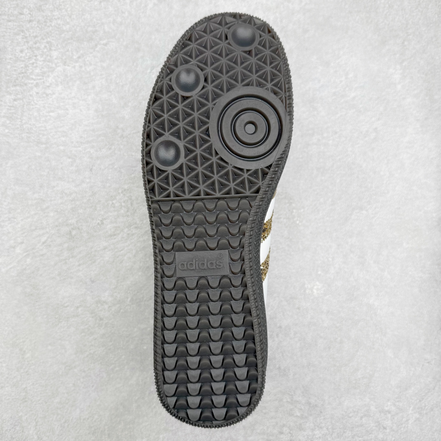 图片[9]-AD Original Samba OG 复古经典轻便板鞋 KL6266 口碑大厂出品 品控大底版型不断改良更新 全套原纸板楦头开发 确保原汁原味 完美呈现桑巴版型 一比一鞋头弧度高度鞋身弧度 此版本只针对中端市场 皮料材质有所更替 其他数据细节工艺流程均保持一致 绝不口嗨 细节品控鞋型随意对比 正确烫金高频细节 原装纳米超迁皮料 独家私模橡胶大底 原盒原配 这款桑巴鞋展示了高质量的工艺 带有装饰的超锁缝制和无缝的手感 柔软、柔软的皮革造型和标志性的3条纹完成了精致的外观 正规合身鞋带 鞋面上有绒面鞋垫 橡胶鞋底 享受正畸套筒软感 自50年代首次亮相以来就一直在赢得粉丝的青睐 尺码：35.5 36 36.5 37.5 38 38.5 39 40 40.5 41 42 42.5 43 44 44.5 45-选品中心