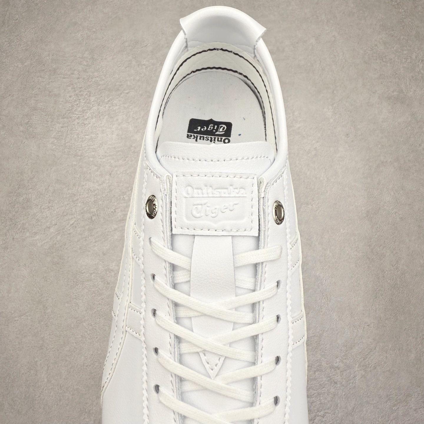 图片[5]-＃C版 Asics Onitsuka Tiger MEXICO 66 亚瑟士鬼冢虎复古经典板鞋 市场王者选手 海外订单工厂出品 长期生产补货永不断码 超成熟稳定的做工品控 原装全套纸板楦头开发 原汁原味 完美呈现版型 私模正确鞋底咬花纹路 一比一鞋头弧度高度鞋身弧度 绝不口嗨 细节品控鞋型随意秒杀市面 原档咬花纹路私模大底 一个单元有六个三角形 总体形拼接呈现花瓣状 官方四联吊牌 原装Ortholite轻量化鞋垫 原盒原配 质保卡 说明书 钢印防尘纸 纸板中底带钢印 乳胶组合鞋垫 支持全方位的对比专柜 产品从款式颜色造型上体现出追求舒适和细节的完美 鞋类更是推崇手工制作的严谨与完美 融舒适性与可穿性的设计风格 注重细节的完美和别致魅力 既保持稳重 又不失轻松的时尚感 尺码：36 37 37.5 38 39 39.5 40 40.5 41.5 42 42.5 43.5 44 45-选品中心