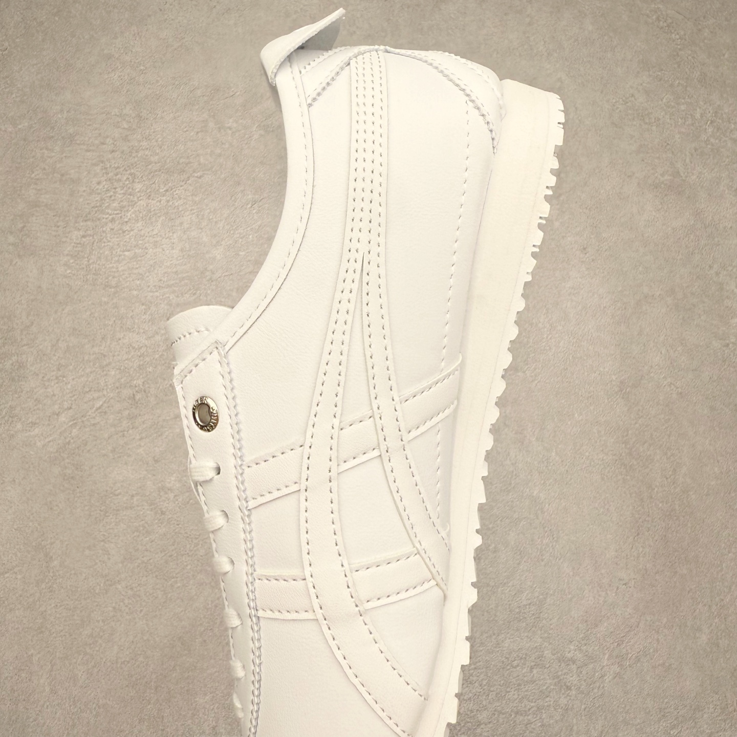 图片[7]-＃C版 Asics Onitsuka Tiger MEXICO 66 亚瑟士鬼冢虎复古经典板鞋 市场王者选手 海外订单工厂出品 长期生产补货永不断码 超成熟稳定的做工品控 原装全套纸板楦头开发 原汁原味 完美呈现版型 私模正确鞋底咬花纹路 一比一鞋头弧度高度鞋身弧度 绝不口嗨 细节品控鞋型随意秒杀市面 原档咬花纹路私模大底 一个单元有六个三角形 总体形拼接呈现花瓣状 官方四联吊牌 原装Ortholite轻量化鞋垫 原盒原配 质保卡 说明书 钢印防尘纸 纸板中底带钢印 乳胶组合鞋垫 支持全方位的对比专柜 产品从款式颜色造型上体现出追求舒适和细节的完美 鞋类更是推崇手工制作的严谨与完美 融舒适性与可穿性的设计风格 注重细节的完美和别致魅力 既保持稳重 又不失轻松的时尚感 尺码：36 37 37.5 38 39 39.5 40 40.5 41.5 42 42.5 43.5 44 45-选品中心