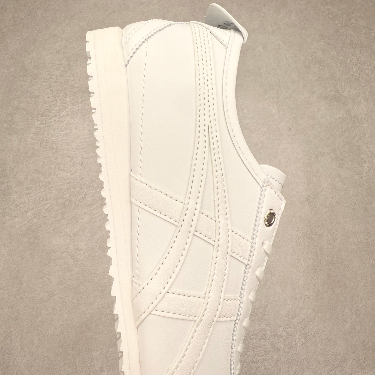 图片[6]-＃C版 Asics Onitsuka Tiger MEXICO 66 亚瑟士鬼冢虎复古经典板鞋 市场王者选手 海外订单工厂出品 长期生产补货永不断码 超成熟稳定的做工品控 原装全套纸板楦头开发 原汁原味 完美呈现版型 私模正确鞋底咬花纹路 一比一鞋头弧度高度鞋身弧度 绝不口嗨 细节品控鞋型随意秒杀市面 原档咬花纹路私模大底 一个单元有六个三角形 总体形拼接呈现花瓣状 官方四联吊牌 原装Ortholite轻量化鞋垫 原盒原配 质保卡 说明书 钢印防尘纸 纸板中底带钢印 乳胶组合鞋垫 支持全方位的对比专柜 产品从款式颜色造型上体现出追求舒适和细节的完美 鞋类更是推崇手工制作的严谨与完美 融舒适性与可穿性的设计风格 注重细节的完美和别致魅力 既保持稳重 又不失轻松的时尚感 尺码：36 37 37.5 38 39 39.5 40 40.5 41.5 42 42.5 43.5 44 45-选品中心