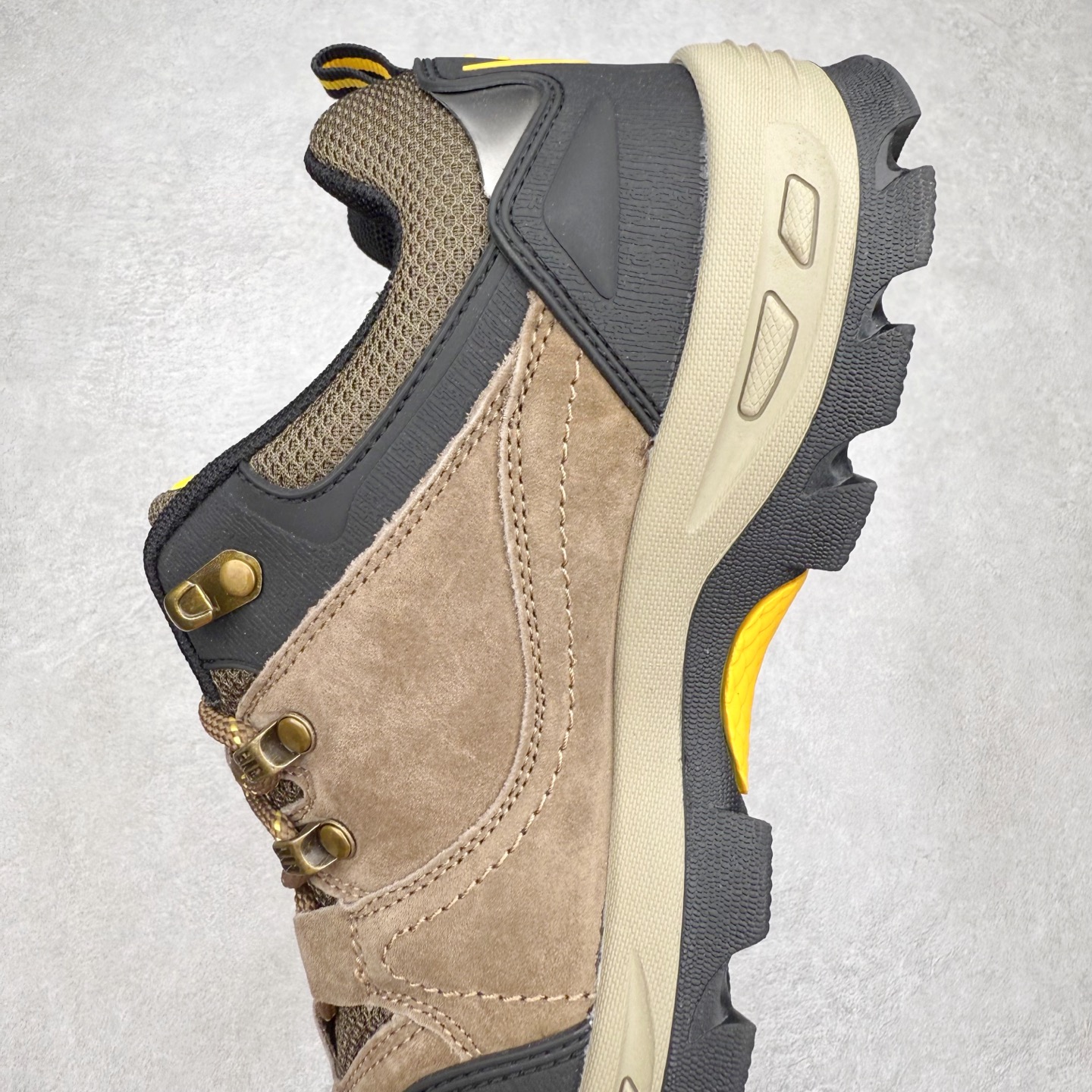 图片[7]-Columbia 哥伦比亚户外登山鞋休闲鞋户外越野徒步鞋广东大厂品质 面料采用进口磨砂牛皮 鞋底采用Vibram黄金大底 专门为鞋底设计的橡胶以出色的耐磨性，良好的防滑性，均匀的质地获得了众多品牌的认可Columbia成立于1938年，源自美国俄勒 州波特兰市，是有着80年悠久历史的国际户外品牌。作为户外科技的先驱者，哥伦比亚倡导“Tested Tough要玩就玩真的”品牌精神。实地测试文化作为其品牌基因，致力透过产品传递品牌精髓.Columbia执着于让消费者在户外得到专业的真实保护，可以更长时间地享受户外乐趣 尺码：40-45（运动码）-选品中心