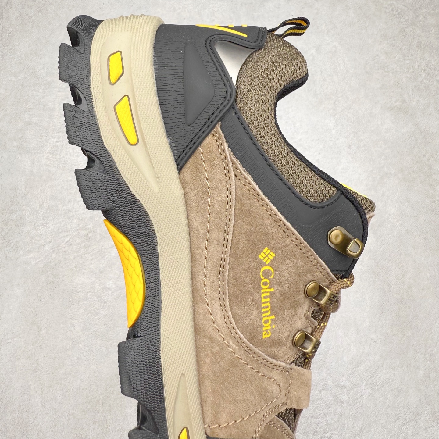 图片[6]-Columbia 哥伦比亚户外登山鞋休闲鞋户外越野徒步鞋广东大厂品质 面料采用进口磨砂牛皮 鞋底采用Vibram黄金大底 专门为鞋底设计的橡胶以出色的耐磨性，良好的防滑性，均匀的质地获得了众多品牌的认可Columbia成立于1938年，源自美国俄勒 州波特兰市，是有着80年悠久历史的国际户外品牌。作为户外科技的先驱者，哥伦比亚倡导“Tested Tough要玩就玩真的”品牌精神。实地测试文化作为其品牌基因，致力透过产品传递品牌精髓.Columbia执着于让消费者在户外得到专业的真实保护，可以更长时间地享受户外乐趣 尺码：40-45（运动码）-选品中心