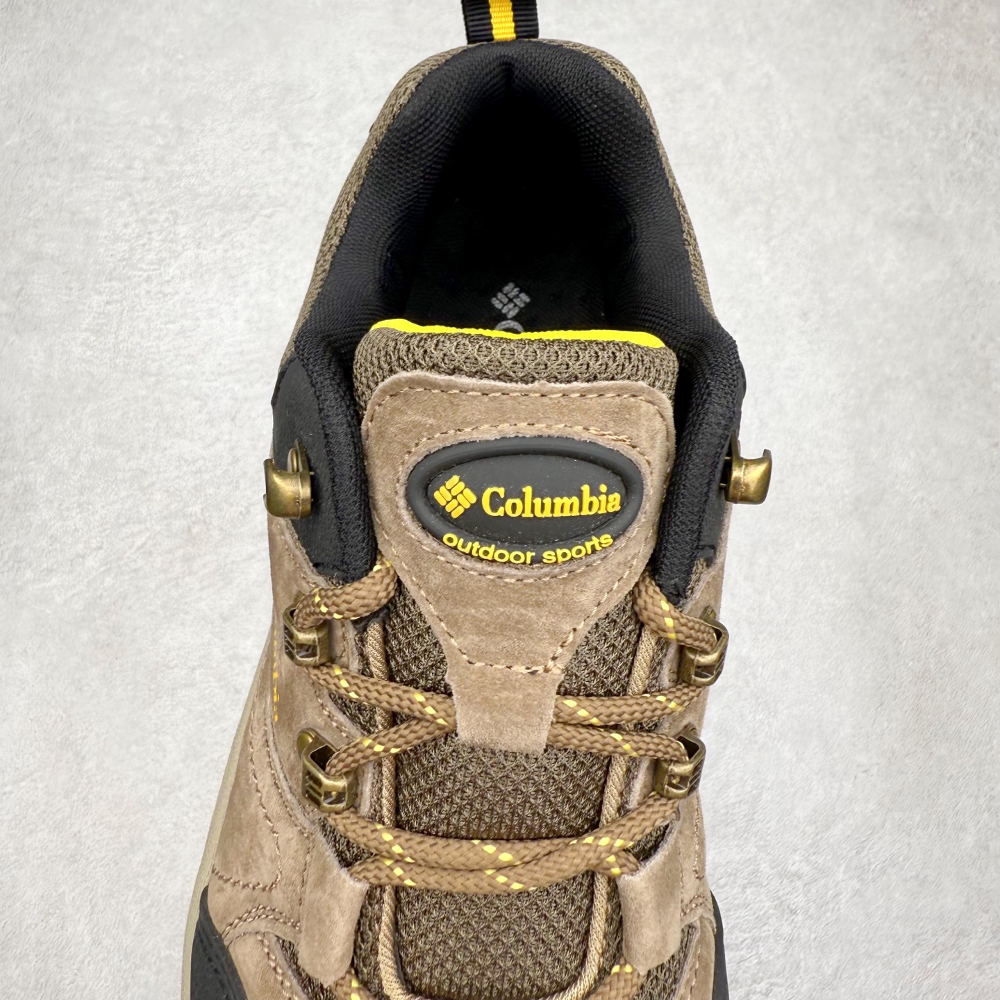图片[5]-Columbia 哥伦比亚户外登山鞋休闲鞋户外越野徒步鞋广东大厂品质 面料采用进口磨砂牛皮 鞋底采用Vibram黄金大底 专门为鞋底设计的橡胶以出色的耐磨性，良好的防滑性，均匀的质地获得了众多品牌的认可Columbia成立于1938年，源自美国俄勒 州波特兰市，是有着80年悠久历史的国际户外品牌。作为户外科技的先驱者，哥伦比亚倡导“Tested Tough要玩就玩真的”品牌精神。实地测试文化作为其品牌基因，致力透过产品传递品牌精髓.Columbia执着于让消费者在户外得到专业的真实保护，可以更长时间地享受户外乐趣 尺码：40-45（运动码）-选品中心