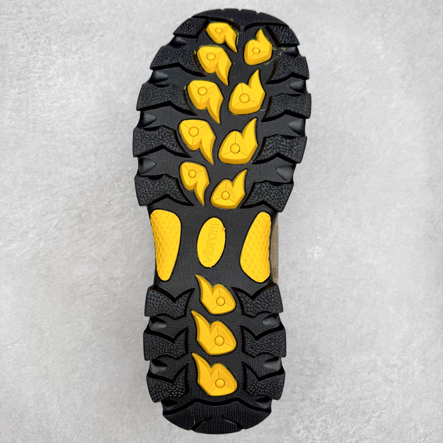 图片[9]-Columbia 哥伦比亚户外登山鞋休闲鞋户外越野徒步鞋广东大厂品质 面料采用进口磨砂牛皮 鞋底采用Vibram黄金大底 专门为鞋底设计的橡胶以出色的耐磨性，良好的防滑性，均匀的质地获得了众多品牌的认可Columbia成立于1938年，源自美国俄勒 州波特兰市，是有着80年悠久历史的国际户外品牌。作为户外科技的先驱者，哥伦比亚倡导“Tested Tough要玩就玩真的”品牌精神。实地测试文化作为其品牌基因，致力透过产品传递品牌精髓.Columbia执着于让消费者在户外得到专业的真实保护，可以更长时间地享受户外乐趣 尺码：40-45（运动码）-选品中心