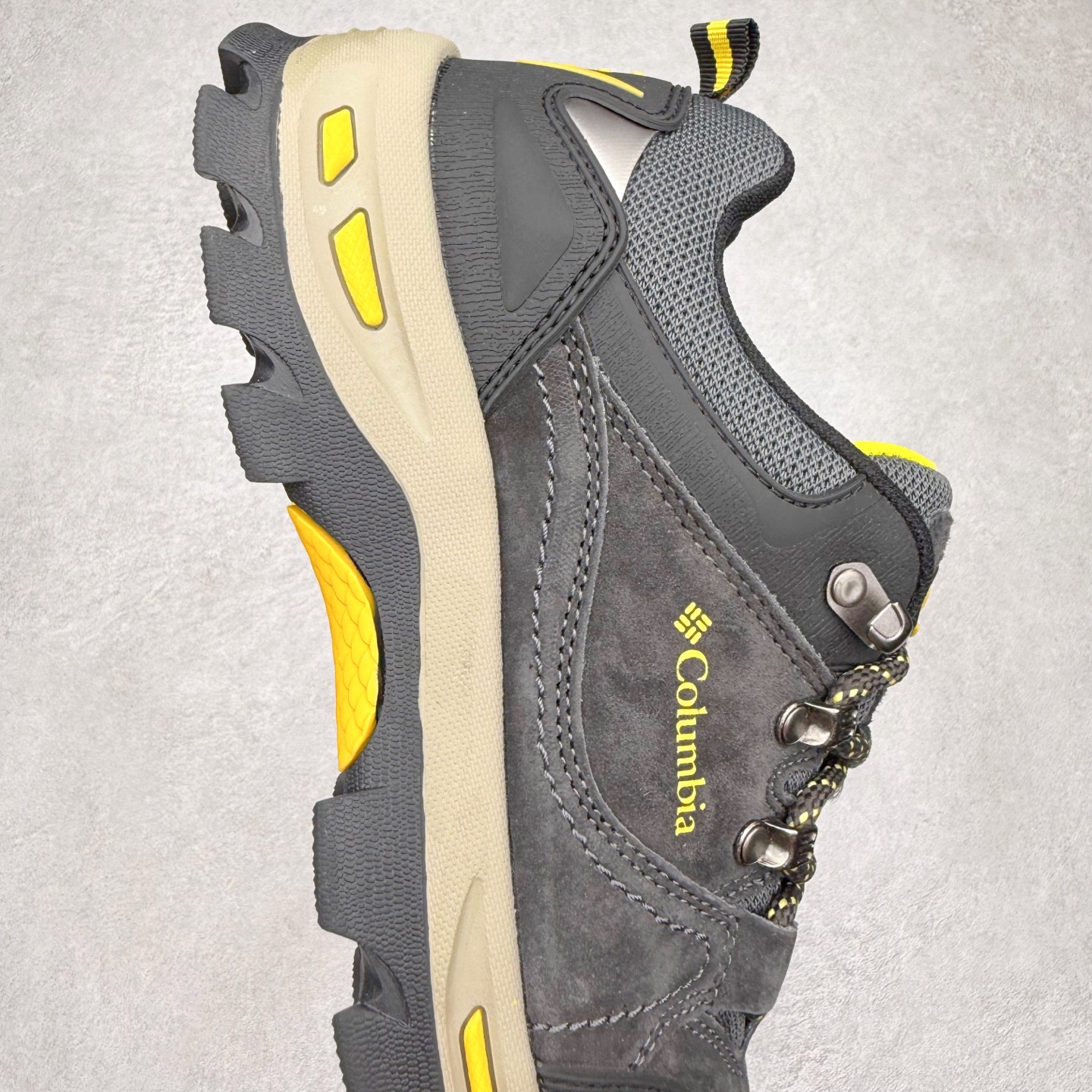 图片[6]-Columbia 哥伦比亚户外登山鞋休闲鞋户外越野徒步鞋广东大厂品质 面料采用进口磨砂牛皮 鞋底采用Vibram黄金大底 专门为鞋底设计的橡胶以出色的耐磨性，良好的防滑性，均匀的质地获得了众多品牌的认可Columbia成立于1938年，源自美国俄勒 州波特兰市，是有着80年悠久历史的国际户外品牌。作为户外科技的先驱者，哥伦比亚倡导“Tested Tough要玩就玩真的”品牌精神。实地测试文化作为其品牌基因，致力透过产品传递品牌精髓.Columbia执着于让消费者在户外得到专业的真实保护，可以更长时间地享受户外乐趣 尺码：40-45（运动码）-选品中心