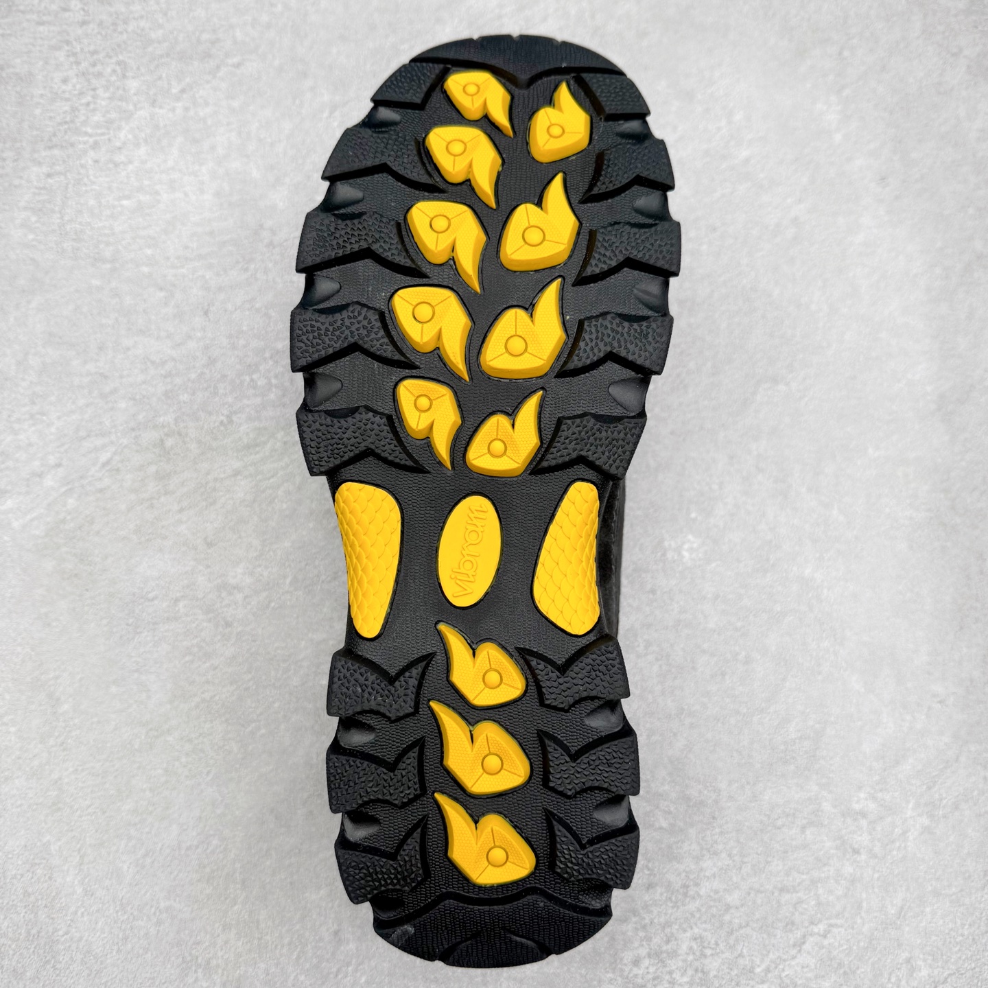 图片[9]-Columbia 哥伦比亚户外登山鞋休闲鞋户外越野徒步鞋广东大厂品质 面料采用进口磨砂牛皮 鞋底采用Vibram黄金大底 专门为鞋底设计的橡胶以出色的耐磨性，良好的防滑性，均匀的质地获得了众多品牌的认可Columbia成立于1938年，源自美国俄勒 州波特兰市，是有着80年悠久历史的国际户外品牌。作为户外科技的先驱者，哥伦比亚倡导“Tested Tough要玩就玩真的”品牌精神。实地测试文化作为其品牌基因，致力透过产品传递品牌精髓.Columbia执着于让消费者在户外得到专业的真实保护，可以更长时间地享受户外乐趣 尺码：40-45（运动码）-选品中心