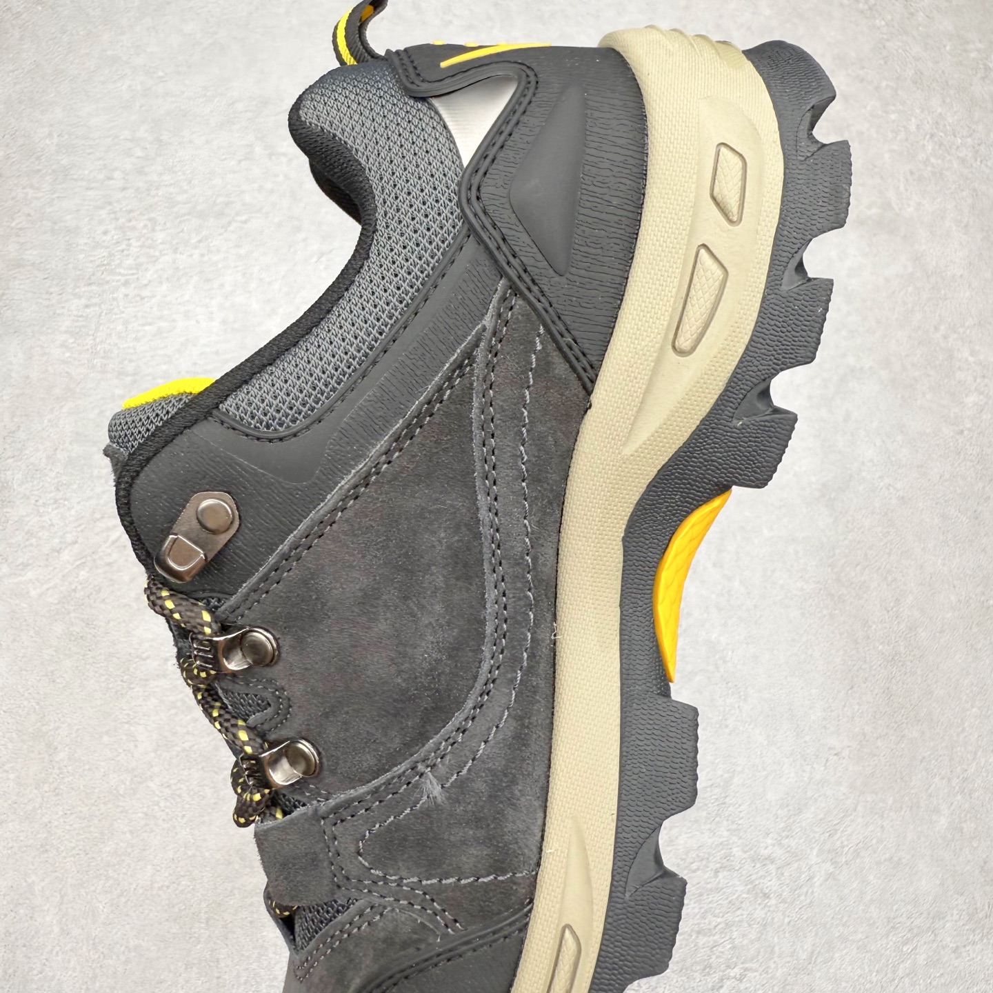 图片[7]-Columbia 哥伦比亚户外登山鞋休闲鞋户外越野徒步鞋广东大厂品质 面料采用进口磨砂牛皮 鞋底采用Vibram黄金大底 专门为鞋底设计的橡胶以出色的耐磨性，良好的防滑性，均匀的质地获得了众多品牌的认可Columbia成立于1938年，源自美国俄勒 州波特兰市，是有着80年悠久历史的国际户外品牌。作为户外科技的先驱者，哥伦比亚倡导“Tested Tough要玩就玩真的”品牌精神。实地测试文化作为其品牌基因，致力透过产品传递品牌精髓.Columbia执着于让消费者在户外得到专业的真实保护，可以更长时间地享受户外乐趣 尺码：40-45（运动码）-选品中心