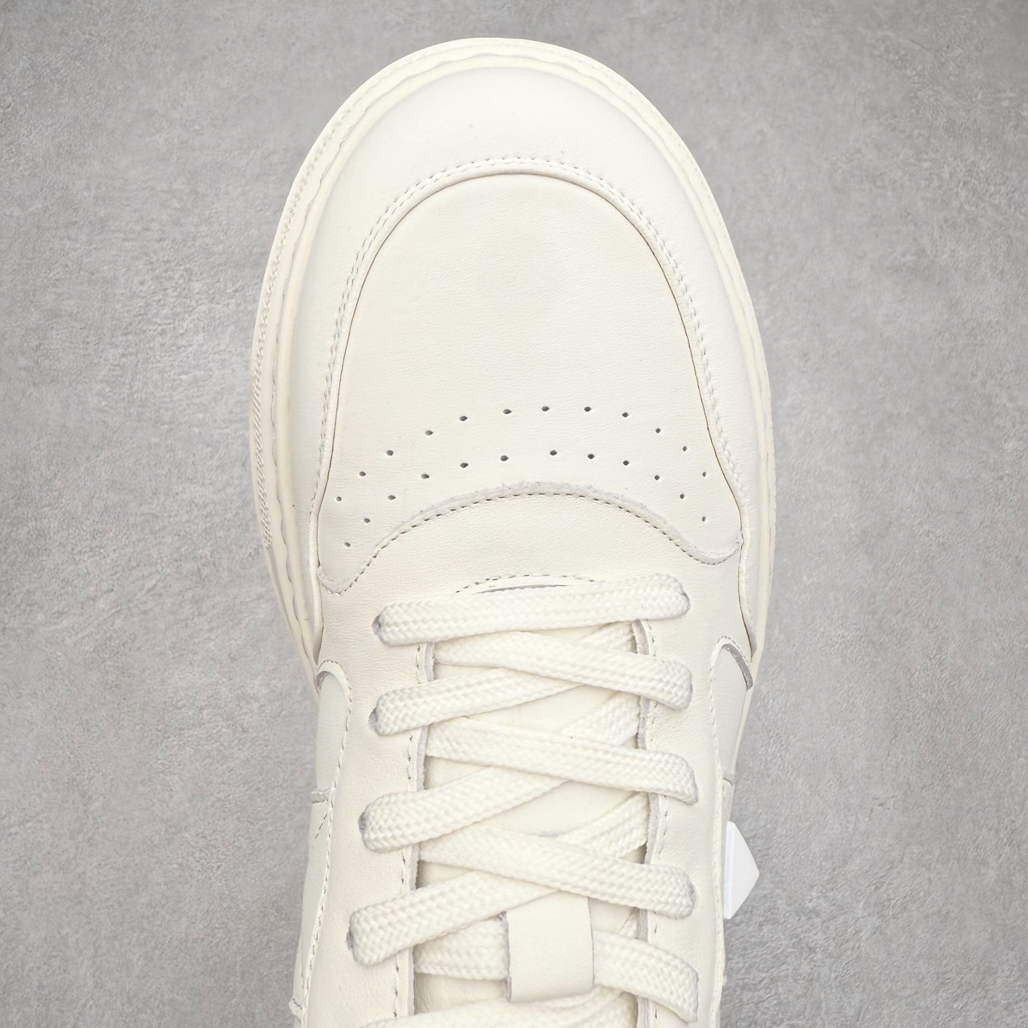 图片[4]-Valentino 华伦天奴 Rockstud untitled 厚底休闲铆钉小白鞋 明星同款 软羊皮低帮运动板鞋 经典百搭款绗缝格纹打造瞩目朋克风格 考究皮质构塑和简洁轮廓 流畅的线条奠定酷感基调 装饰质感橡胶效果 侧面铆钉装饰 穿出了不一样的随性和时髦 阿那亚大秀可谓是刷爆了时尚圈 鞋面全油边 面料：定制牛皮+独家开模橡胶发泡大底 轻便防滑耐磨 脚感舒适 款式耐看做工精细 全套包装 尺码：39 40 41 42 43 44（皮鞋码）-选品中心