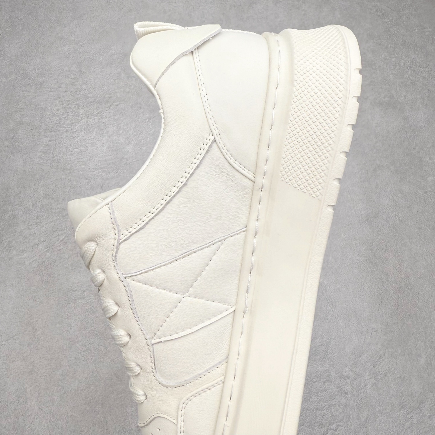 图片[7]-Valentino 华伦天奴 Rockstud untitled 厚底休闲铆钉小白鞋 明星同款 软羊皮低帮运动板鞋 经典百搭款绗缝格纹打造瞩目朋克风格 考究皮质构塑和简洁轮廓 流畅的线条奠定酷感基调 装饰质感橡胶效果 侧面铆钉装饰 穿出了不一样的随性和时髦 阿那亚大秀可谓是刷爆了时尚圈 鞋面全油边 面料：定制牛皮+独家开模橡胶发泡大底 轻便防滑耐磨 脚感舒适 款式耐看做工精细 全套包装 尺码：39 40 41 42 43 44（皮鞋码）-选品中心