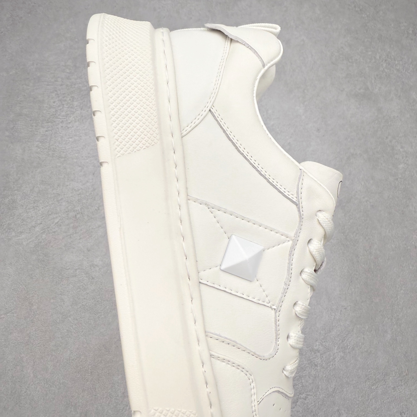 图片[6]-Valentino 华伦天奴 Rockstud untitled 厚底休闲铆钉小白鞋 明星同款 软羊皮低帮运动板鞋 经典百搭款绗缝格纹打造瞩目朋克风格 考究皮质构塑和简洁轮廓 流畅的线条奠定酷感基调 装饰质感橡胶效果 侧面铆钉装饰 穿出了不一样的随性和时髦 阿那亚大秀可谓是刷爆了时尚圈 鞋面全油边 面料：定制牛皮+独家开模橡胶发泡大底 轻便防滑耐磨 脚感舒适 款式耐看做工精细 全套包装 尺码：39 40 41 42 43 44（皮鞋码）-选品中心