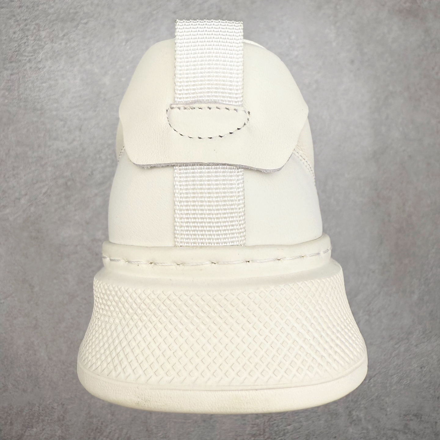 图片[8]-Valentino 华伦天奴 Rockstud untitled 厚底休闲铆钉小白鞋 明星同款 软羊皮低帮运动板鞋 经典百搭款绗缝格纹打造瞩目朋克风格 考究皮质构塑和简洁轮廓 流畅的线条奠定酷感基调 装饰质感橡胶效果 侧面铆钉装饰 穿出了不一样的随性和时髦 阿那亚大秀可谓是刷爆了时尚圈 鞋面全油边 面料：定制牛皮+独家开模橡胶发泡大底 轻便防滑耐磨 脚感舒适 款式耐看做工精细 全套包装 尺码：39 40 41 42 43 44（皮鞋码）-选品中心