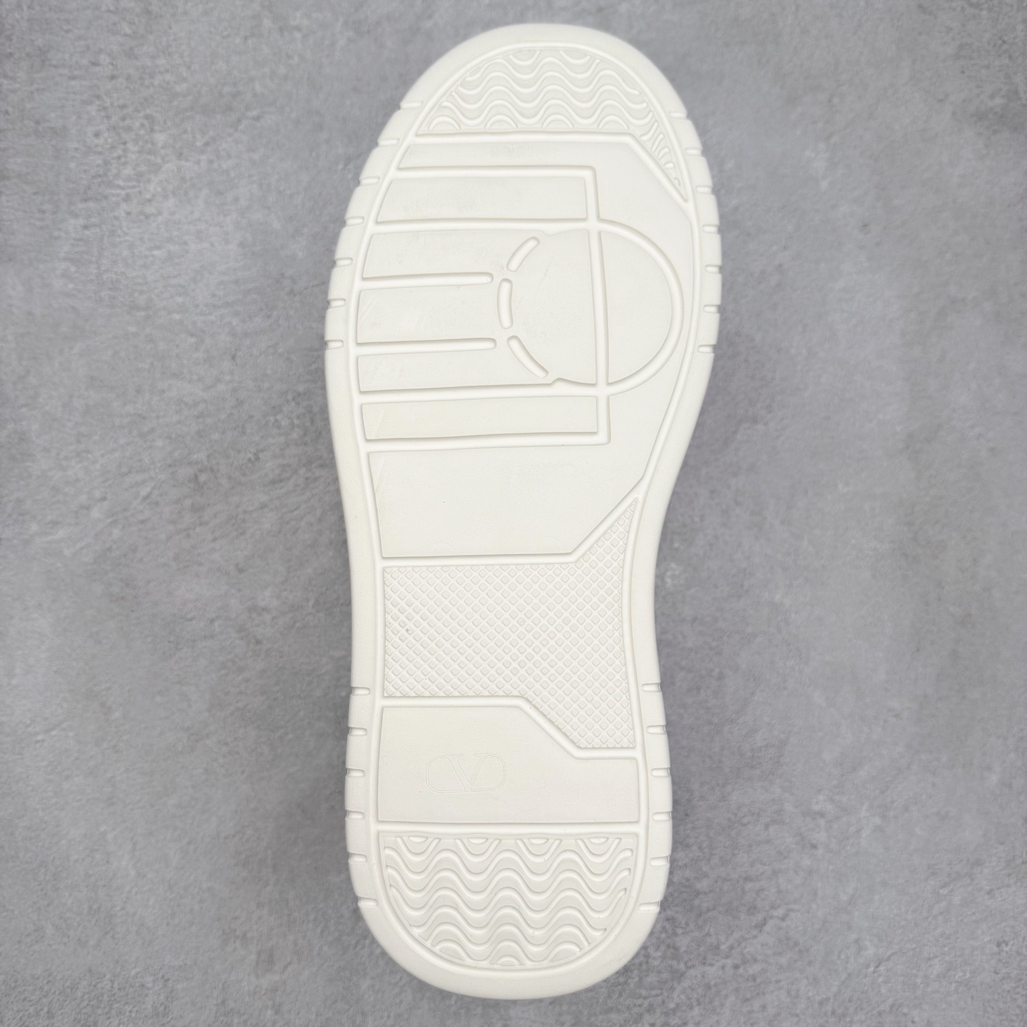 图片[9]-Valentino 华伦天奴 Rockstud untitled 厚底休闲铆钉小白鞋 明星同款 软羊皮低帮运动板鞋 经典百搭款绗缝格纹打造瞩目朋克风格 考究皮质构塑和简洁轮廓 流畅的线条奠定酷感基调 装饰质感橡胶效果 侧面铆钉装饰 穿出了不一样的随性和时髦 阿那亚大秀可谓是刷爆了时尚圈 鞋面全油边 面料：定制牛皮+独家开模橡胶发泡大底 轻便防滑耐磨 脚感舒适 款式耐看做工精细 全套包装 尺码：39 40 41 42 43 44（皮鞋码）-选品中心