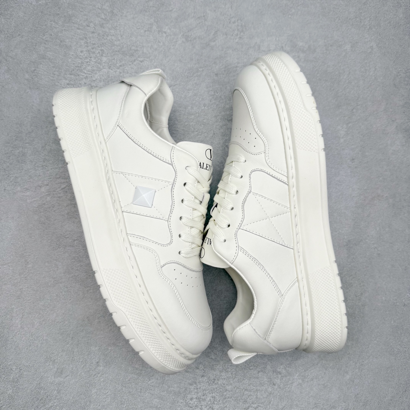 图片[3]-Valentino 华伦天奴 Rockstud untitled 厚底休闲铆钉小白鞋 明星同款 软羊皮低帮运动板鞋 经典百搭款绗缝格纹打造瞩目朋克风格 考究皮质构塑和简洁轮廓 流畅的线条奠定酷感基调 装饰质感橡胶效果 侧面铆钉装饰 穿出了不一样的随性和时髦 阿那亚大秀可谓是刷爆了时尚圈 鞋面全油边 面料：定制牛皮+独家开模橡胶发泡大底 轻便防滑耐磨 脚感舒适 款式耐看做工精细 全套包装 尺码：39 40 41 42 43 44（皮鞋码）-选品中心