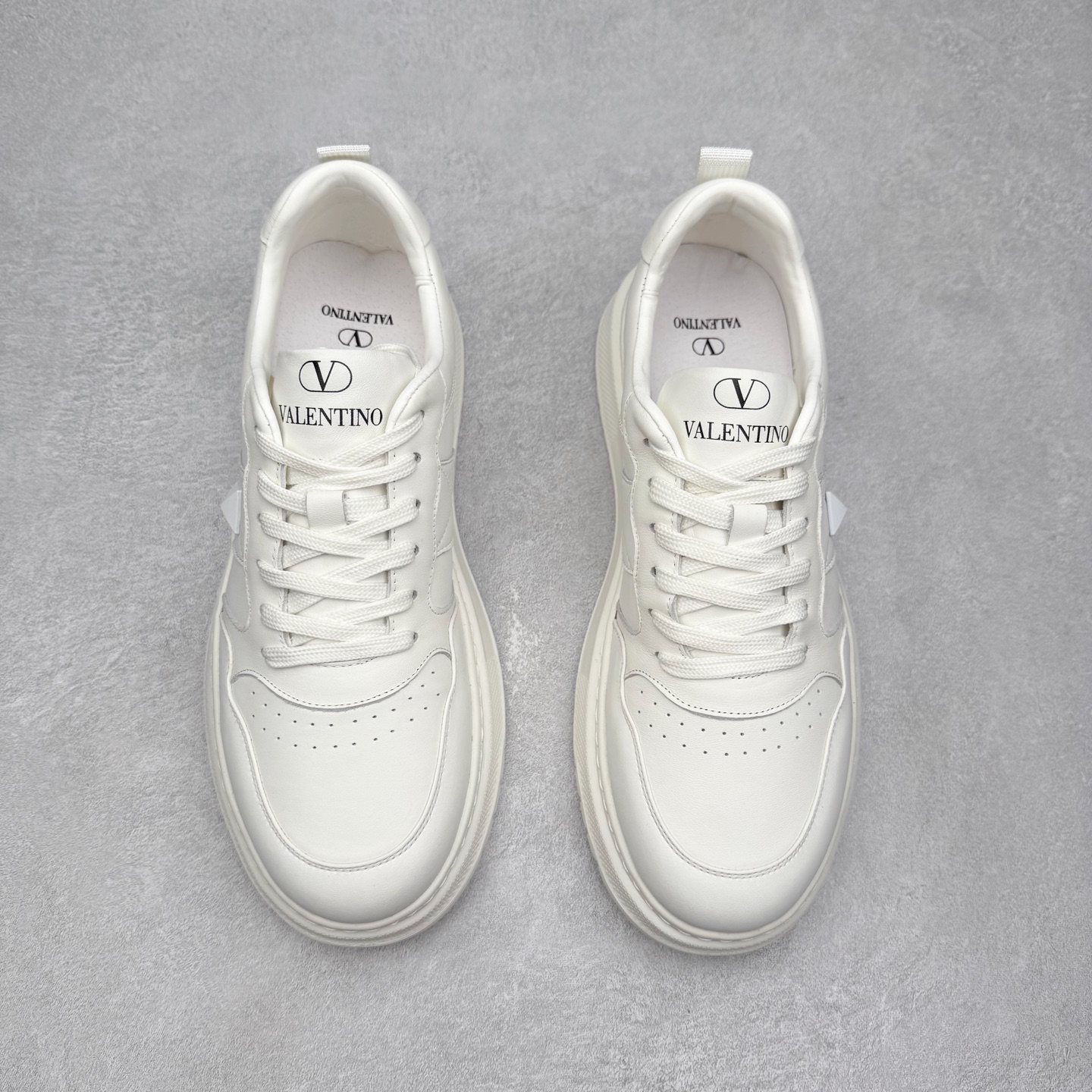 图片[2]-Valentino 华伦天奴 Rockstud untitled 厚底休闲铆钉小白鞋 明星同款 软羊皮低帮运动板鞋 经典百搭款绗缝格纹打造瞩目朋克风格 考究皮质构塑和简洁轮廓 流畅的线条奠定酷感基调 装饰质感橡胶效果 侧面铆钉装饰 穿出了不一样的随性和时髦 阿那亚大秀可谓是刷爆了时尚圈 鞋面全油边 面料：定制牛皮+独家开模橡胶发泡大底 轻便防滑耐磨 脚感舒适 款式耐看做工精细 全套包装 尺码：39 40 41 42 43 44（皮鞋码）-选品中心