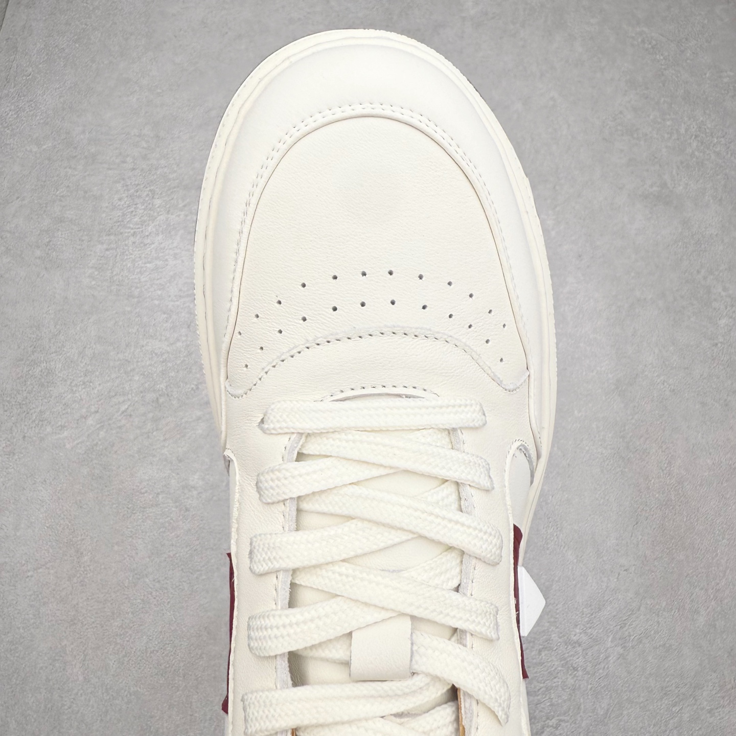 图片[4]-Valentino 华伦天奴 Rockstud untitled 厚底休闲铆钉小白鞋 明星同款 软羊皮低帮运动板鞋 经典百搭款绗缝格纹打造瞩目朋克风格 考究皮质构塑和简洁轮廓 流畅的线条奠定酷感基调 装饰质感橡胶效果 侧面铆钉装饰 穿出了不一样的随性和时髦 阿那亚大秀可谓是刷爆了时尚圈 鞋面全油边 面料：定制牛皮+独家开模橡胶发泡大底 轻便防滑耐磨 脚感舒适 款式耐看做工精细 全套包装 尺码：39 40 41 42 43 44（皮鞋码）-选品中心