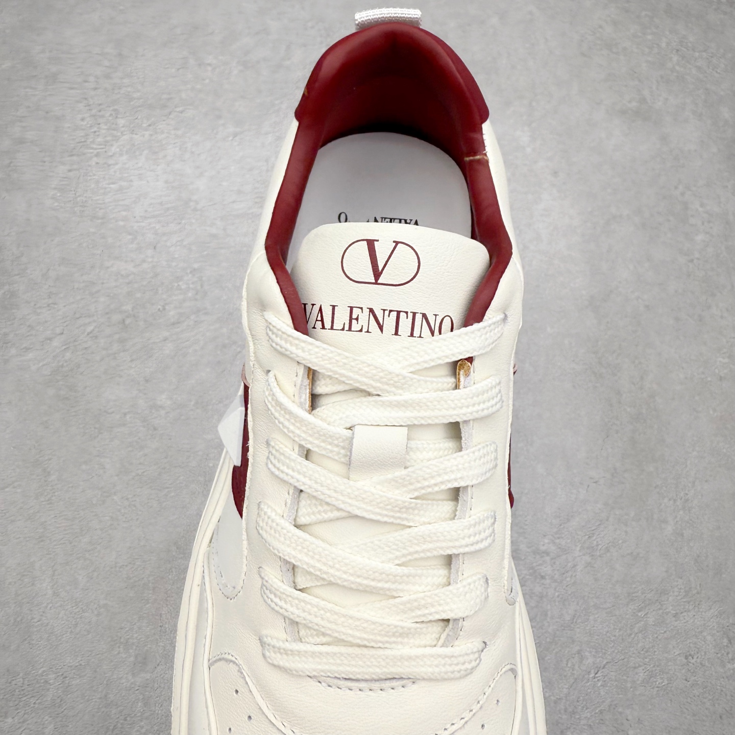 图片[5]-Valentino 华伦天奴 Rockstud untitled 厚底休闲铆钉小白鞋 明星同款 软羊皮低帮运动板鞋 经典百搭款绗缝格纹打造瞩目朋克风格 考究皮质构塑和简洁轮廓 流畅的线条奠定酷感基调 装饰质感橡胶效果 侧面铆钉装饰 穿出了不一样的随性和时髦 阿那亚大秀可谓是刷爆了时尚圈 鞋面全油边 面料：定制牛皮+独家开模橡胶发泡大底 轻便防滑耐磨 脚感舒适 款式耐看做工精细 全套包装 尺码：39 40 41 42 43 44（皮鞋码）-选品中心