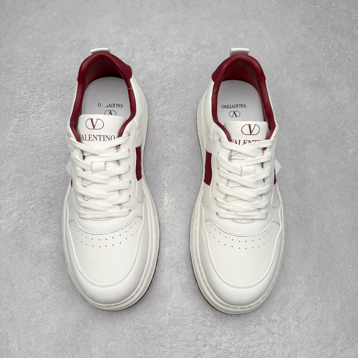 图片[2]-Valentino 华伦天奴 Rockstud untitled 厚底休闲铆钉小白鞋 明星同款 软羊皮低帮运动板鞋 经典百搭款绗缝格纹打造瞩目朋克风格 考究皮质构塑和简洁轮廓 流畅的线条奠定酷感基调 装饰质感橡胶效果 侧面铆钉装饰 穿出了不一样的随性和时髦 阿那亚大秀可谓是刷爆了时尚圈 鞋面全油边 面料：定制牛皮+独家开模橡胶发泡大底 轻便防滑耐磨 脚感舒适 款式耐看做工精细 全套包装 尺码：39 40 41 42 43 44（皮鞋码）-选品中心