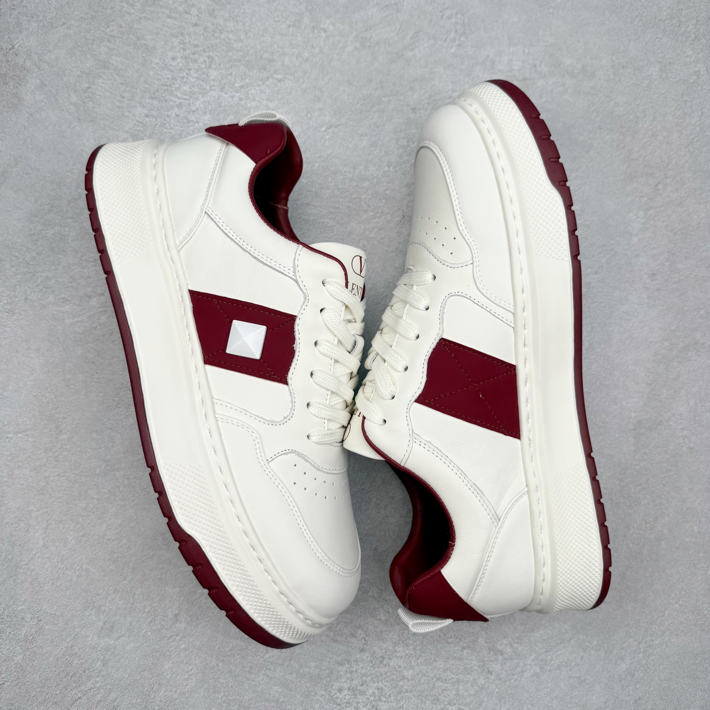 图片[3]-Valentino 华伦天奴 Rockstud untitled 厚底休闲铆钉小白鞋 明星同款 软羊皮低帮运动板鞋 经典百搭款绗缝格纹打造瞩目朋克风格 考究皮质构塑和简洁轮廓 流畅的线条奠定酷感基调 装饰质感橡胶效果 侧面铆钉装饰 穿出了不一样的随性和时髦 阿那亚大秀可谓是刷爆了时尚圈 鞋面全油边 面料：定制牛皮+独家开模橡胶发泡大底 轻便防滑耐磨 脚感舒适 款式耐看做工精细 全套包装 尺码：39 40 41 42 43 44（皮鞋码）-选品中心